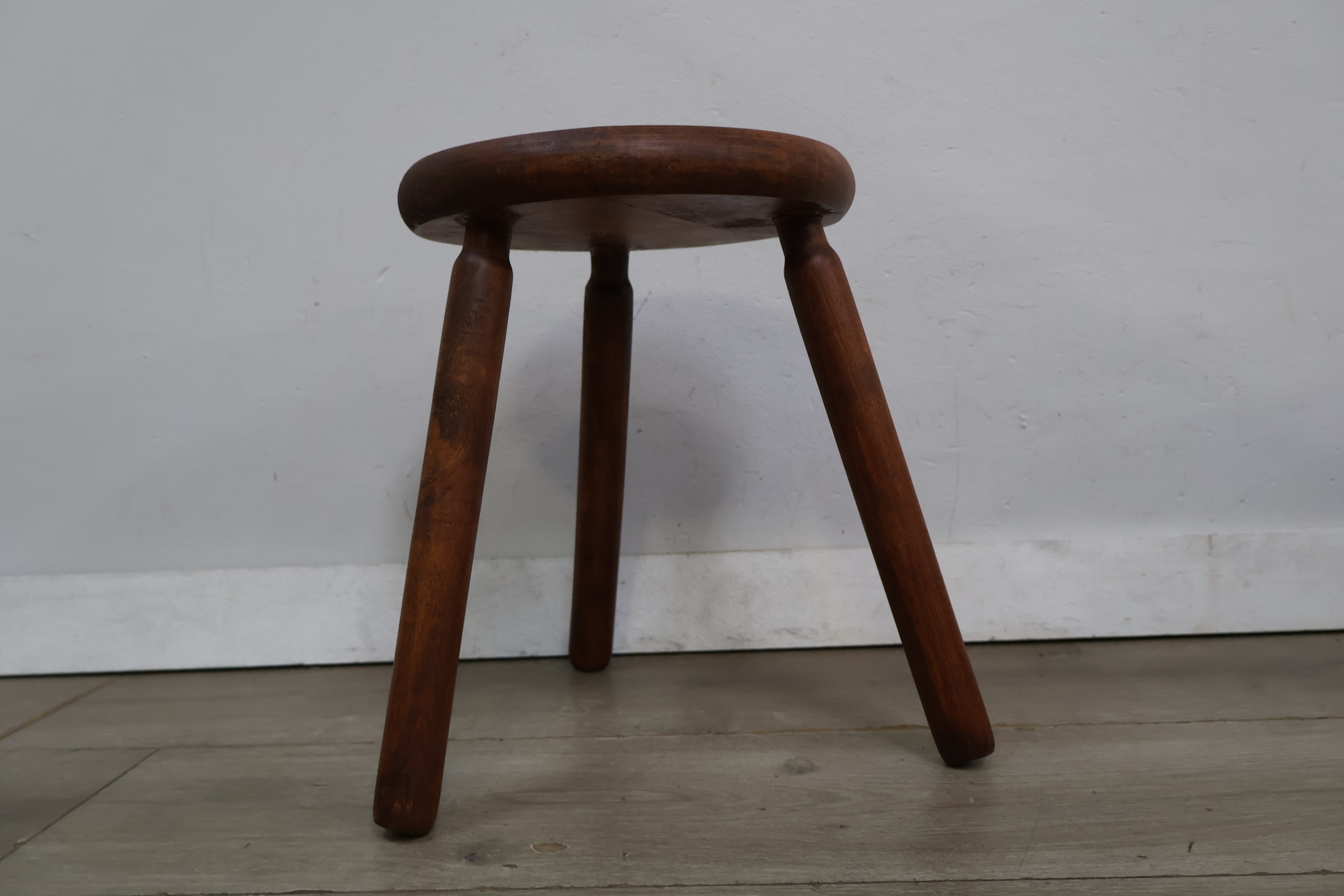 Houten krukje met ronde zitting – foto 4 – kavel bij GSD Auctions, Zoeterwoude