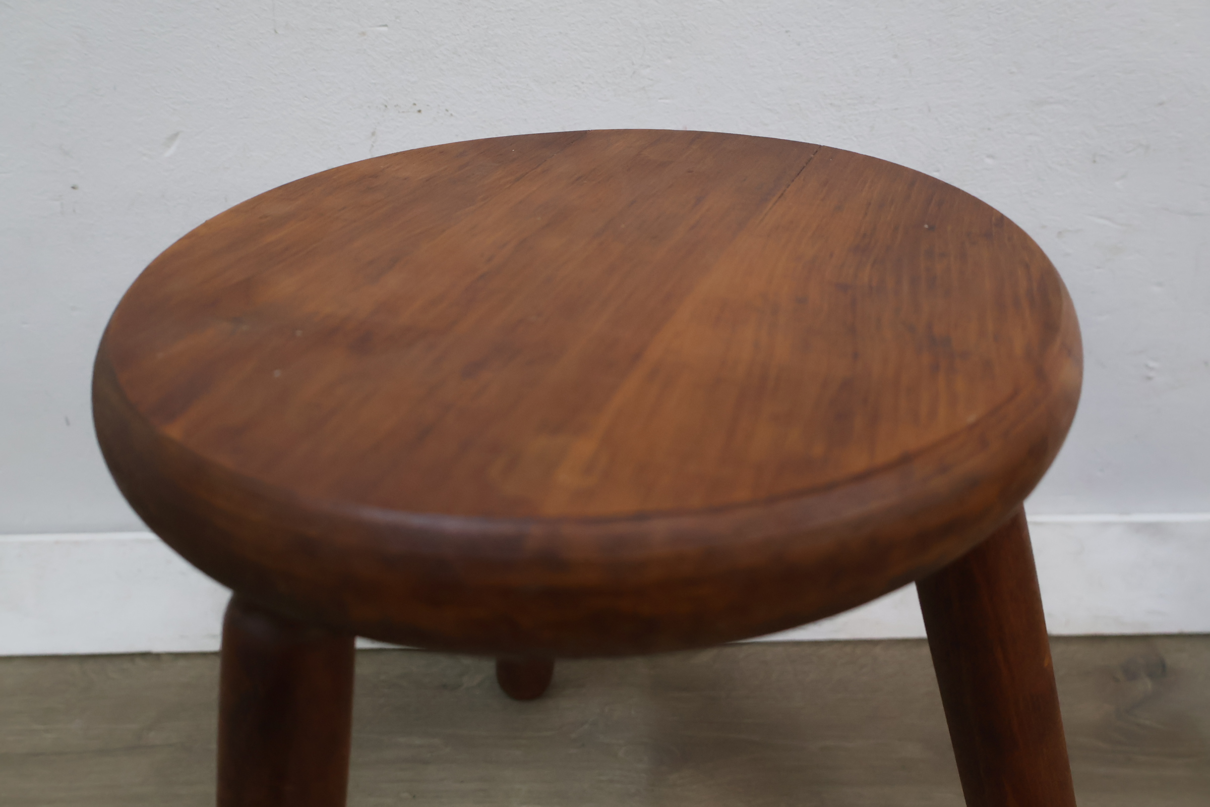 Houten krukje met ronde zitting – foto 5 – kavel bij GSD Auctions, Zoeterwoude
