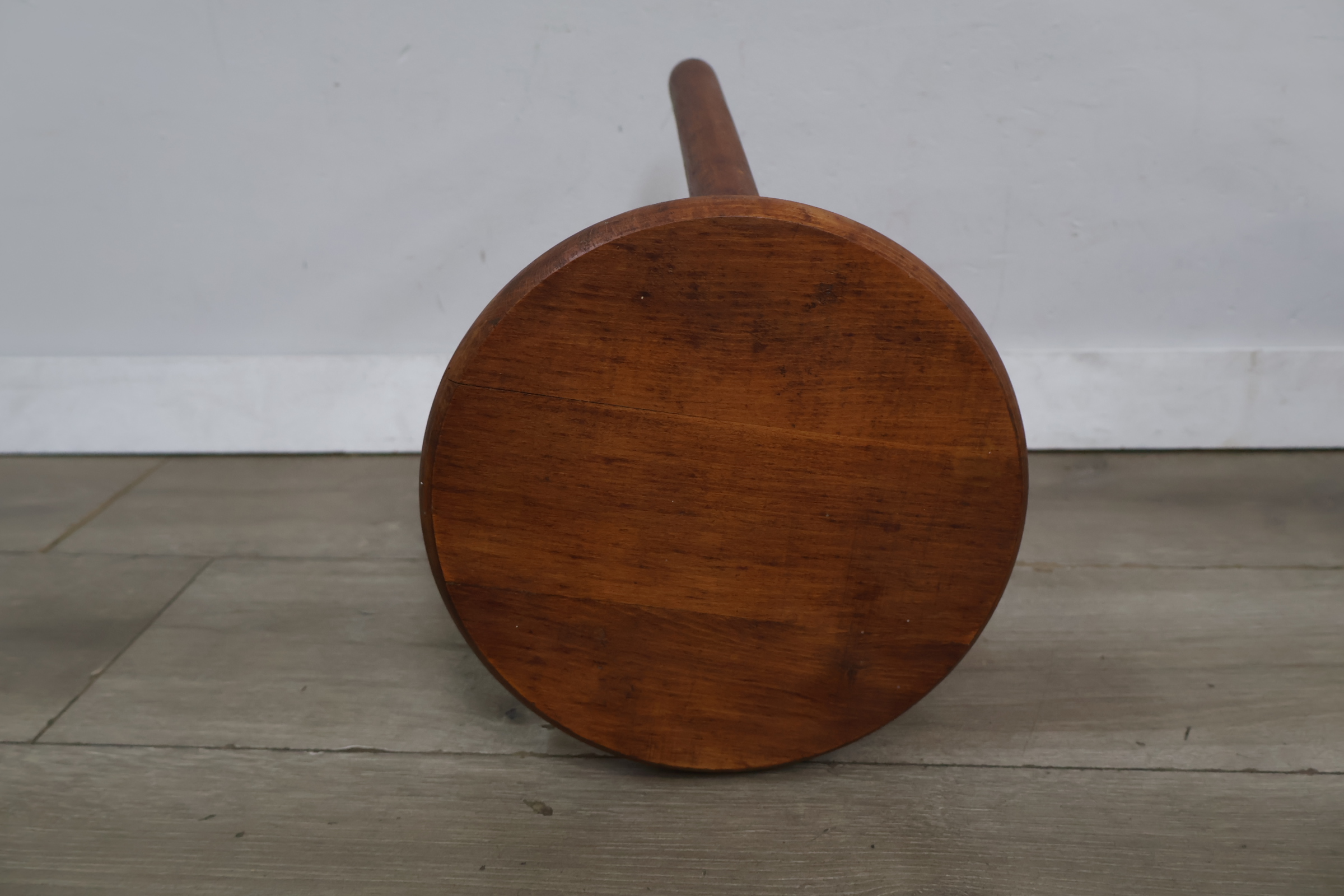 Houten krukje met ronde zitting – foto 6 – kavel bij GSD Auctions, Zoeterwoude