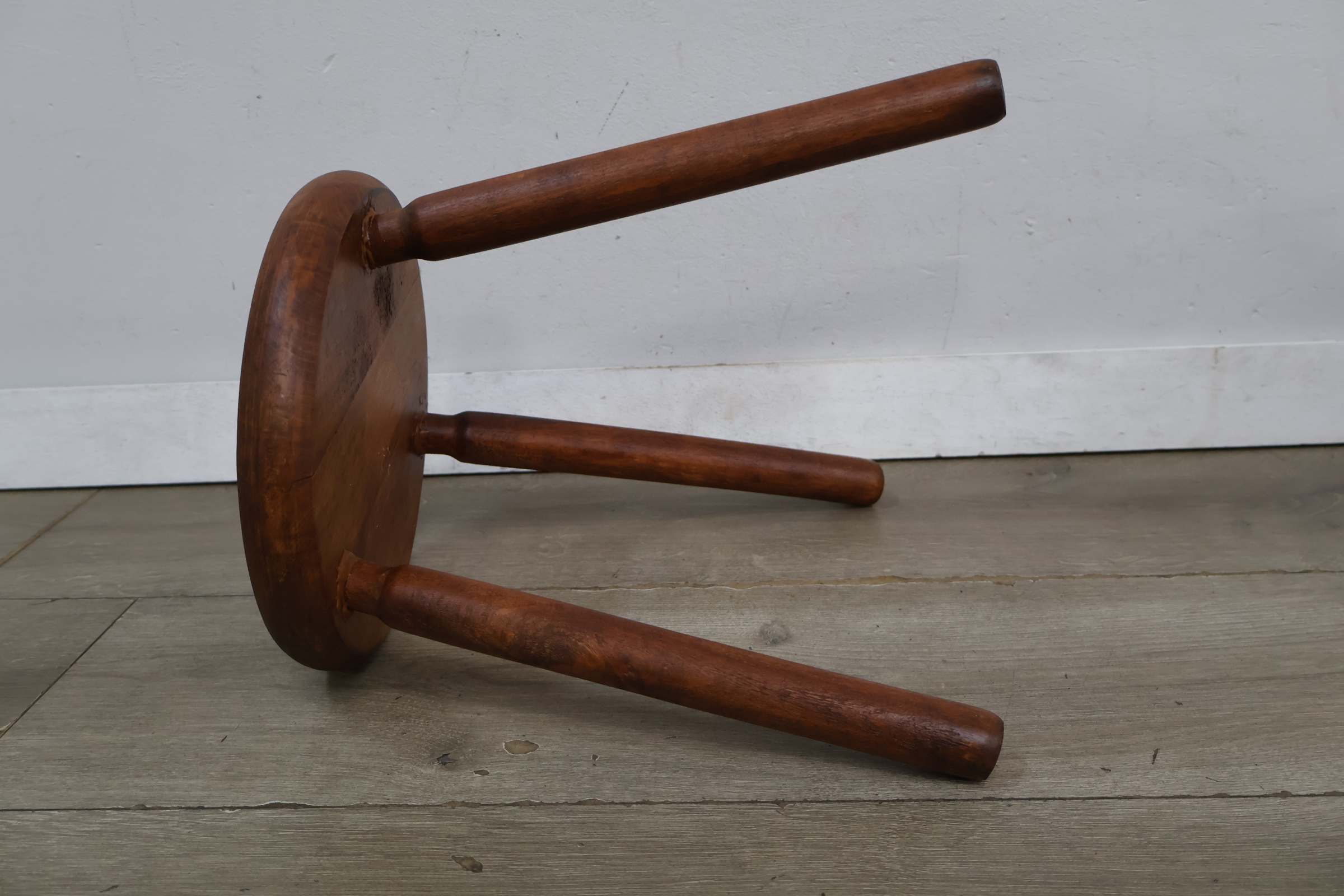 Houten krukje met ronde zitting – foto 7 – kavel bij GSD Auctions, Zoeterwoude