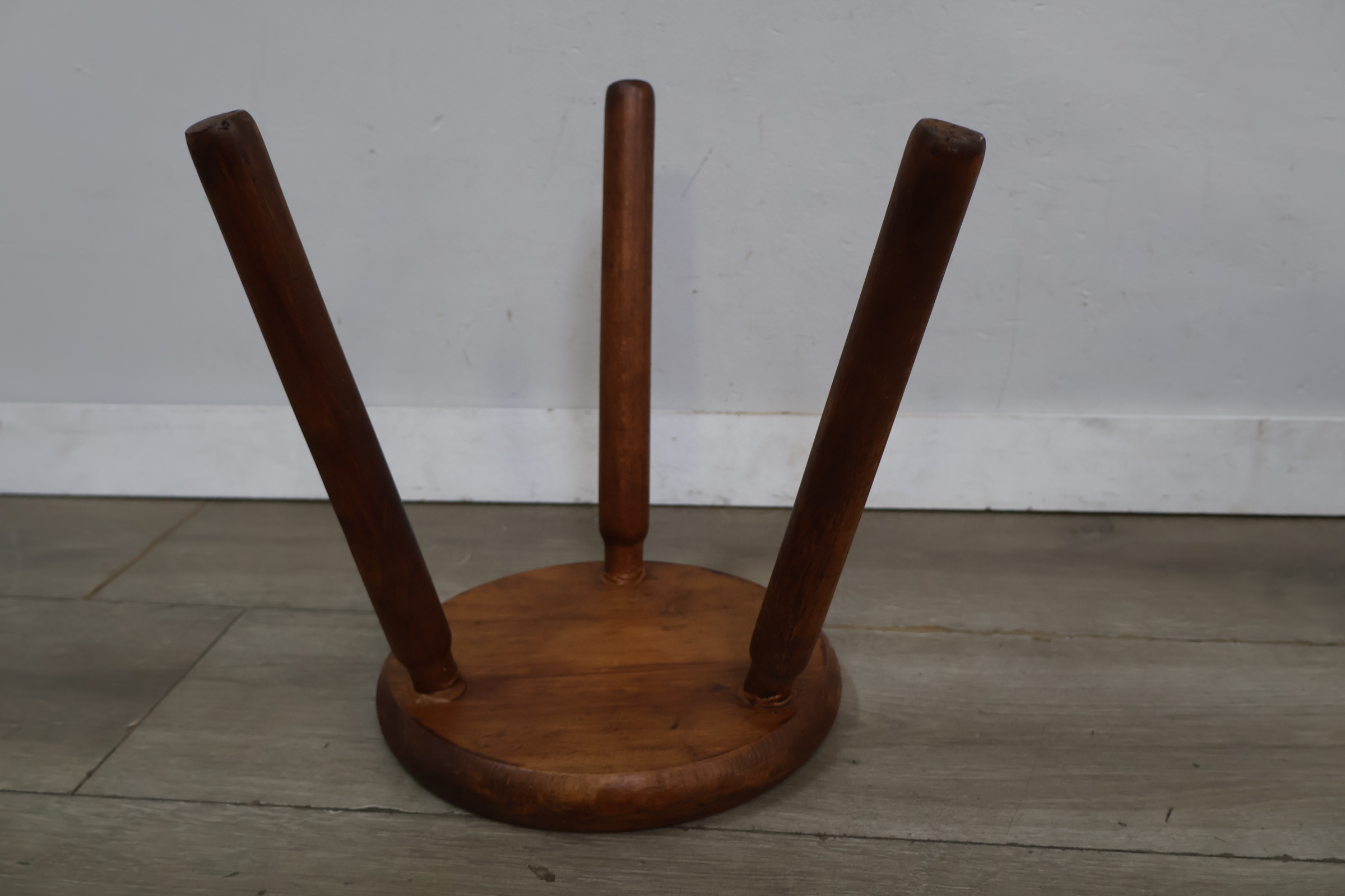 Houten krukje met ronde zitting – foto 8 – kavel bij GSD Auctions, Zoeterwoude