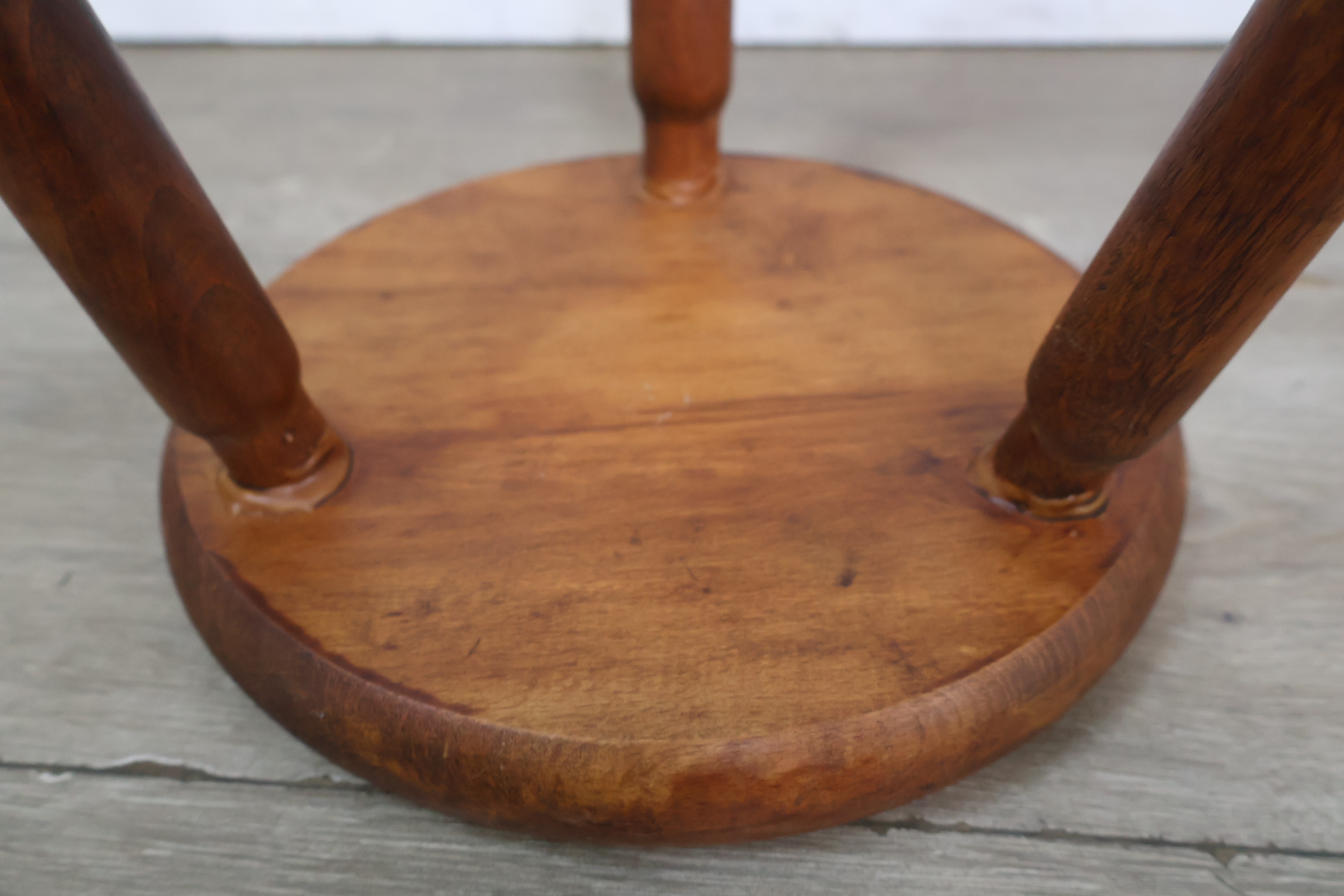 Houten krukje met ronde zitting – foto 9 – kavel bij GSD Auctions, Zoeterwoude