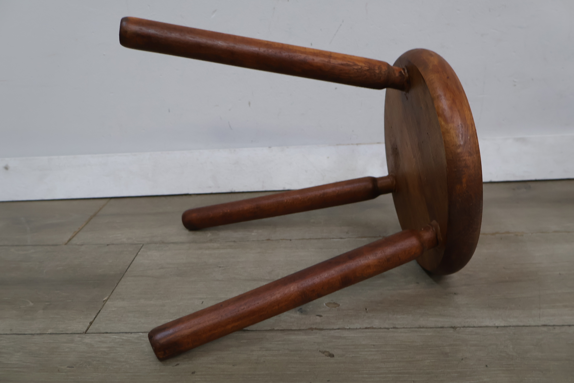 Houten krukje met ronde zitting – foto 10 – kavel bij GSD Auctions, Zoeterwoude