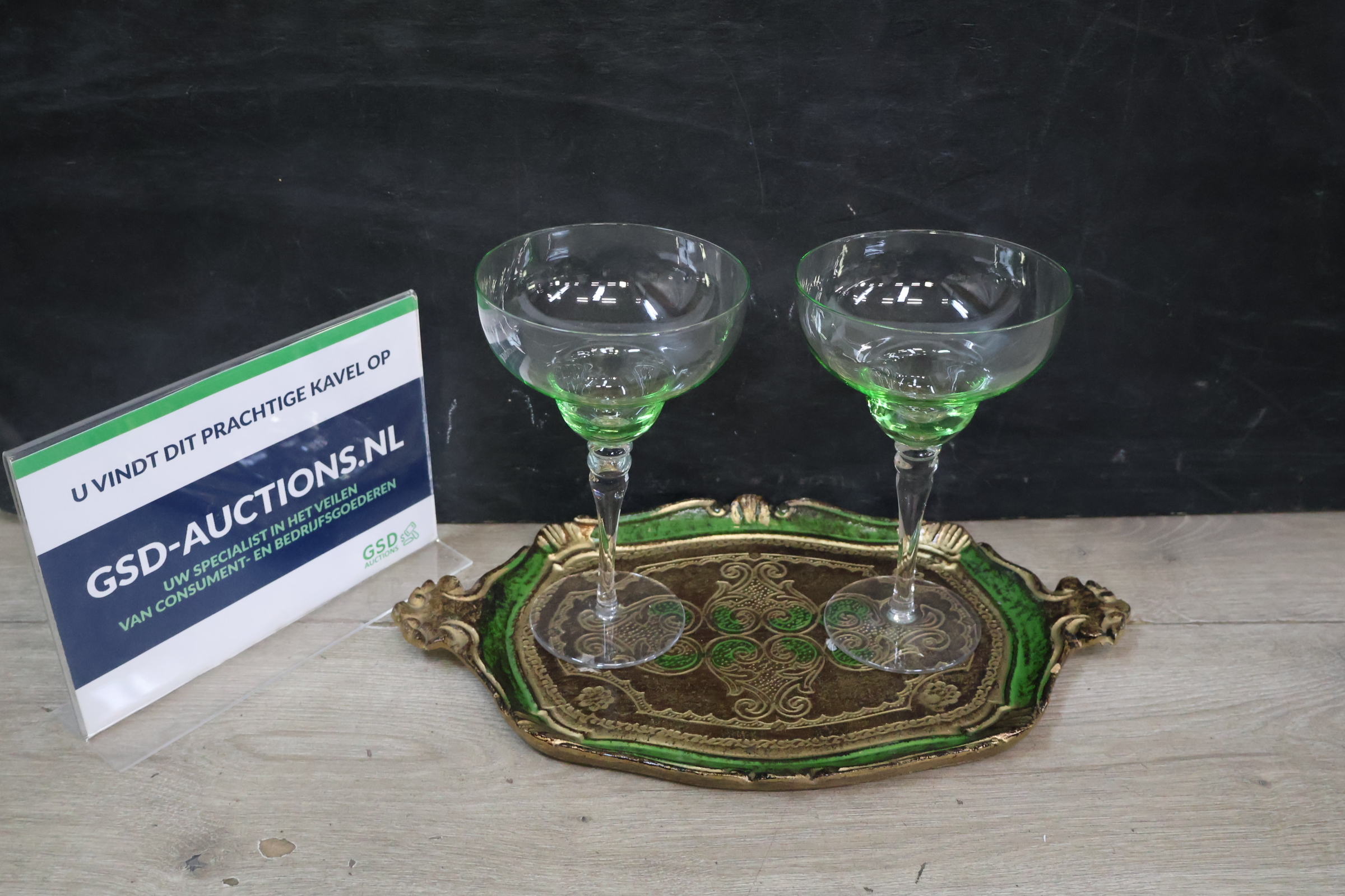 Set van 2 glazen coupés met groene sierlijke serveerschaal – foto 2 – kavel bij GSD Auctions, Zoeterwoude