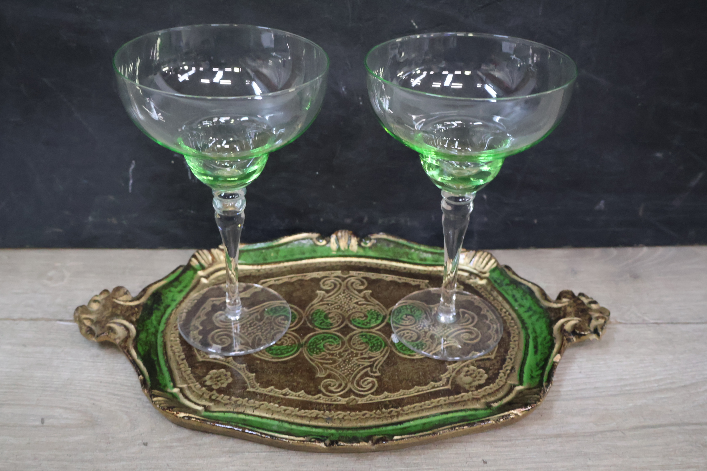 Set van 2 glazen coupés met groene sierlijke serveerschaal – foto 3 – kavel bij GSD Auctions, Zoeterwoude