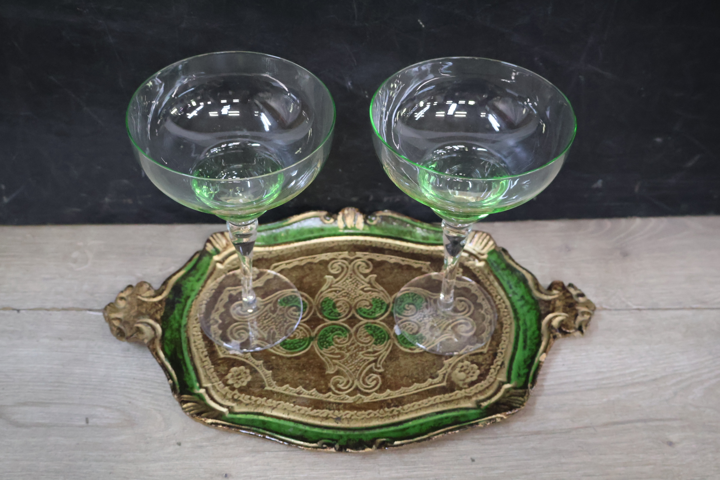 Set van 2 glazen coupés met groene sierlijke serveerschaal – foto 4 – kavel bij GSD Auctions, Zoeterwoude