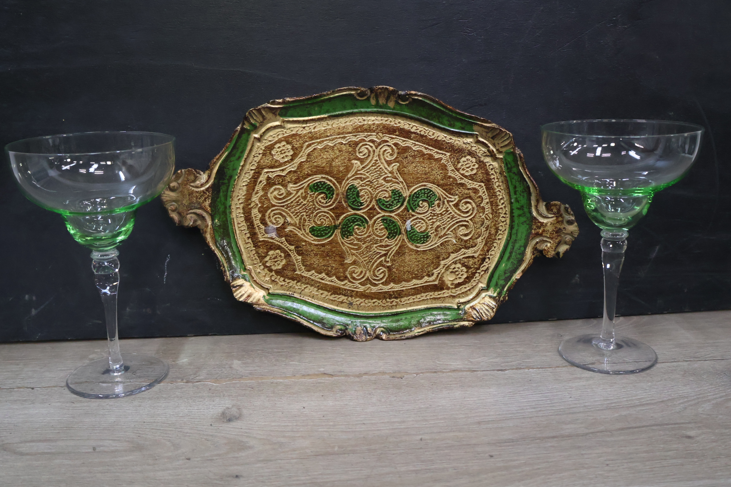 Set van 2 glazen coupés met groene sierlijke serveerschaal – foto 5 – kavel bij GSD Auctions, Zoeterwoude