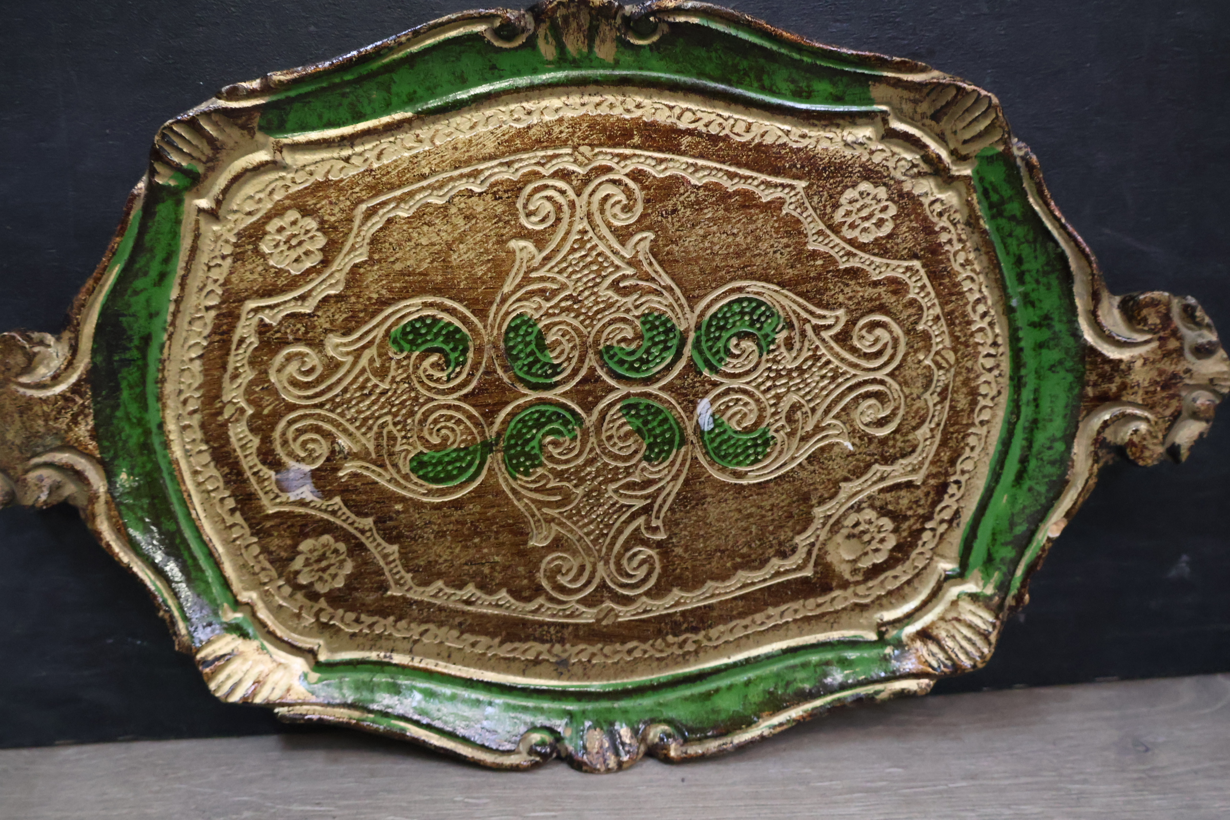Set van 2 glazen coupés met groene sierlijke serveerschaal – foto 6 – kavel bij GSD Auctions, Zoeterwoude