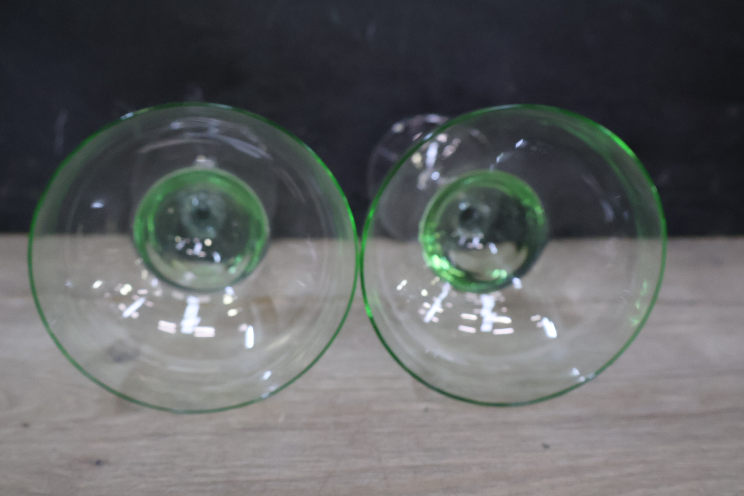 Set van 2 glazen coupés met groene sierlijke serveerschaal – foto 7 – kavel bij GSD Auctions, Zoeterwoude
