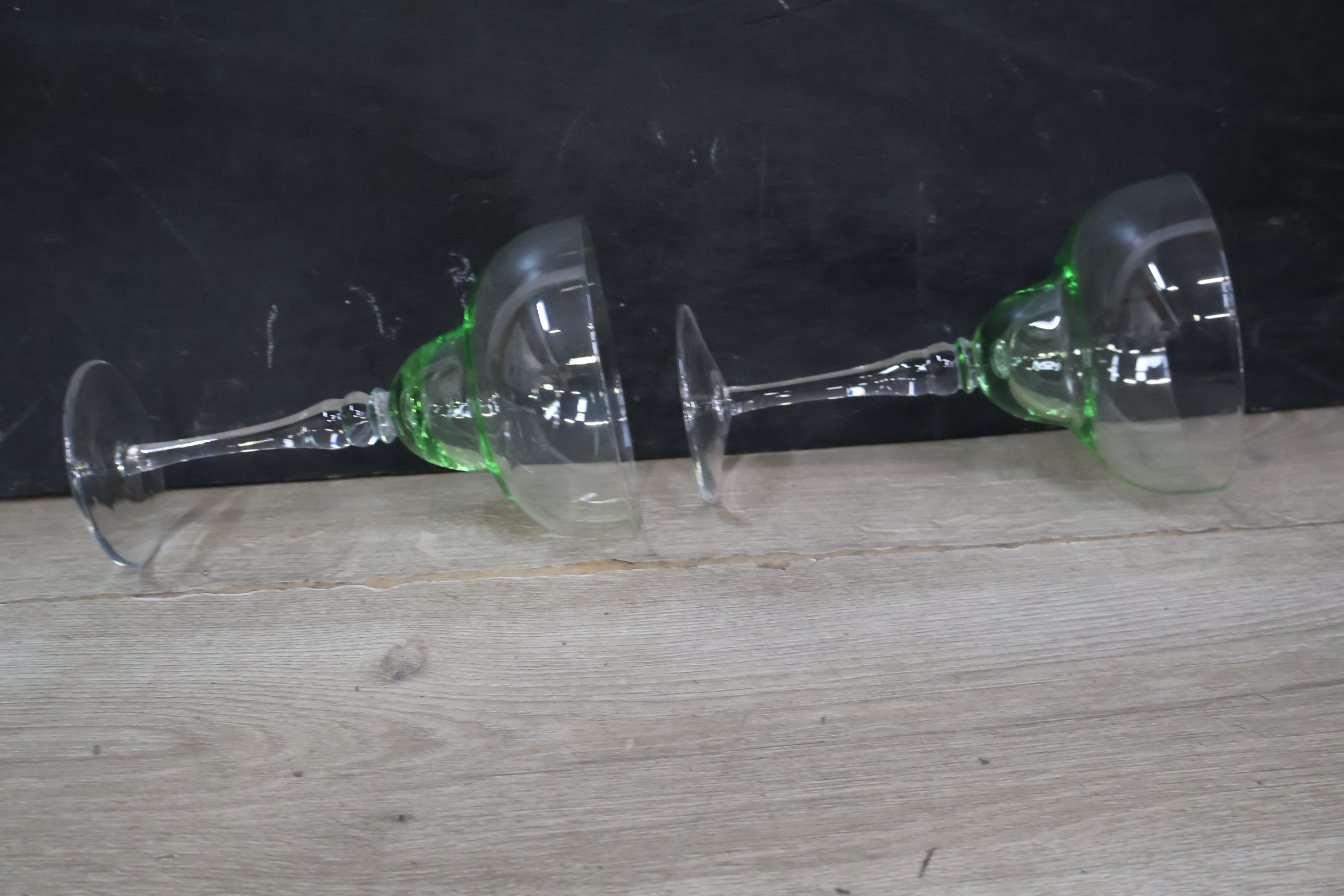Set van 2 glazen coupés met groene sierlijke serveerschaal – foto 8 – kavel bij GSD Auctions, Zoeterwoude
