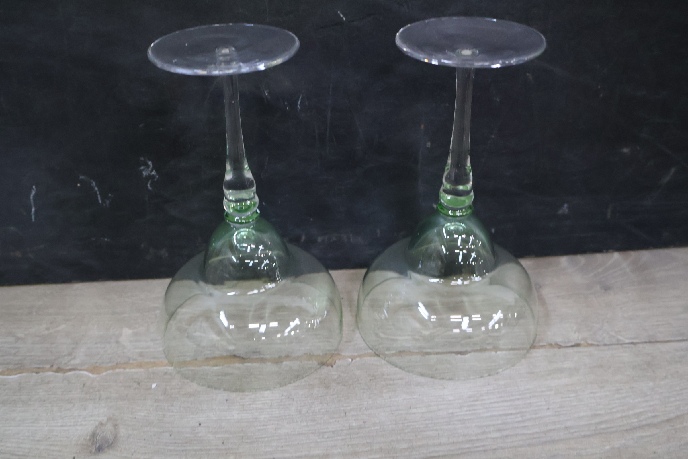 Set van 2 glazen coupés met groene sierlijke serveerschaal – foto 9 – kavel bij GSD Auctions, Zoeterwoude