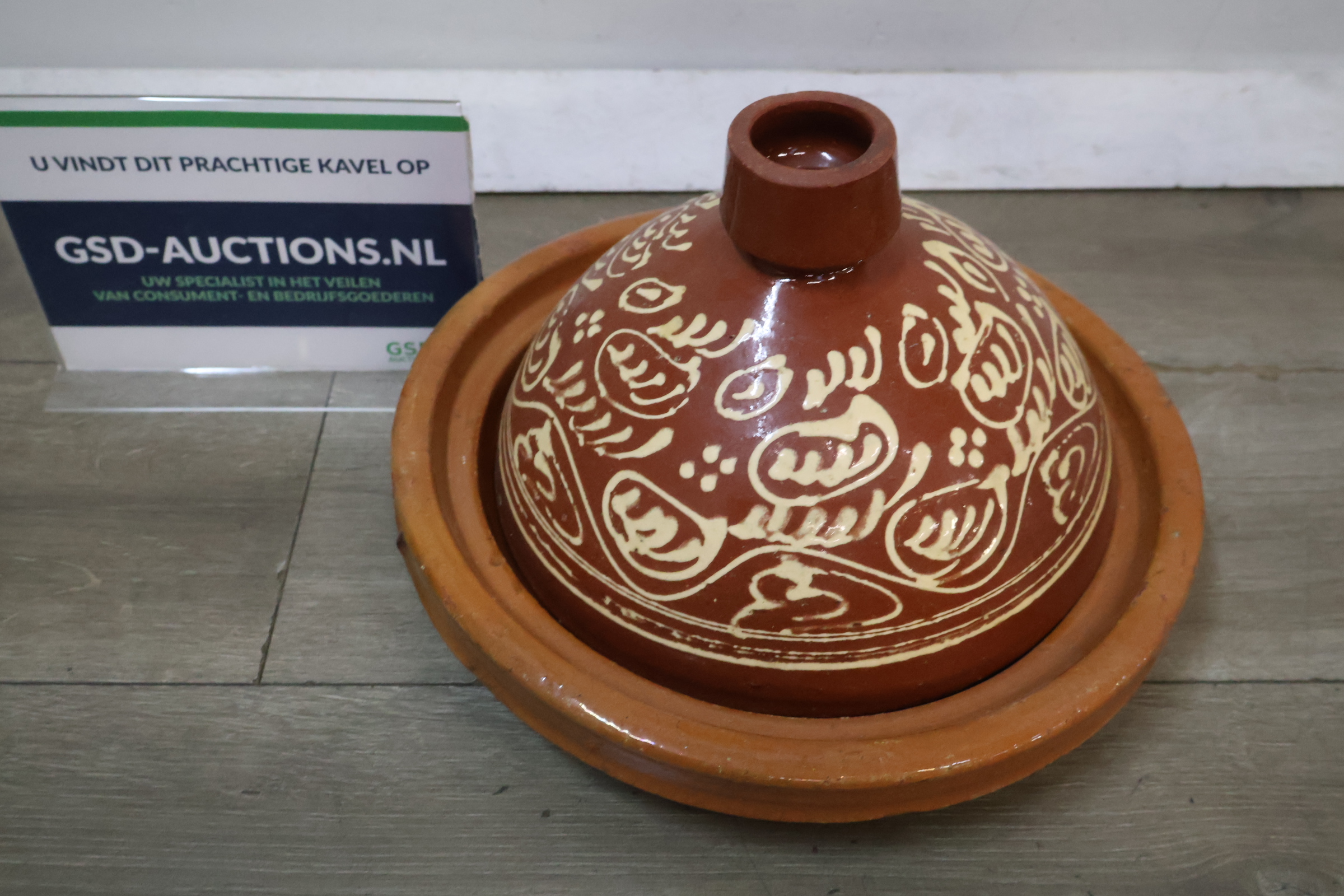 Terracotta tajine met decoratief patroon – foto 2 – kavel bij GSD Auctions, Zoeterwoude