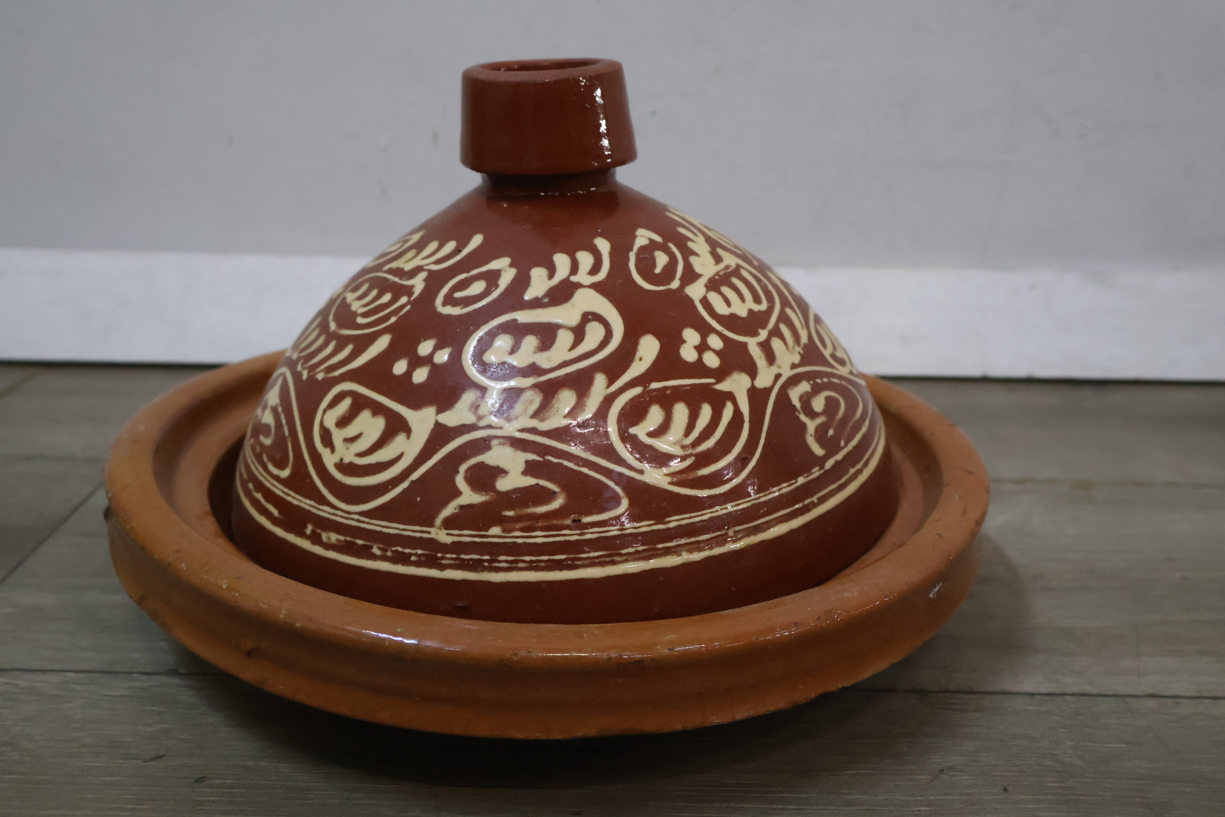 Terracotta tajine met decoratief patroon – foto 3 – kavel bij GSD Auctions, Zoeterwoude