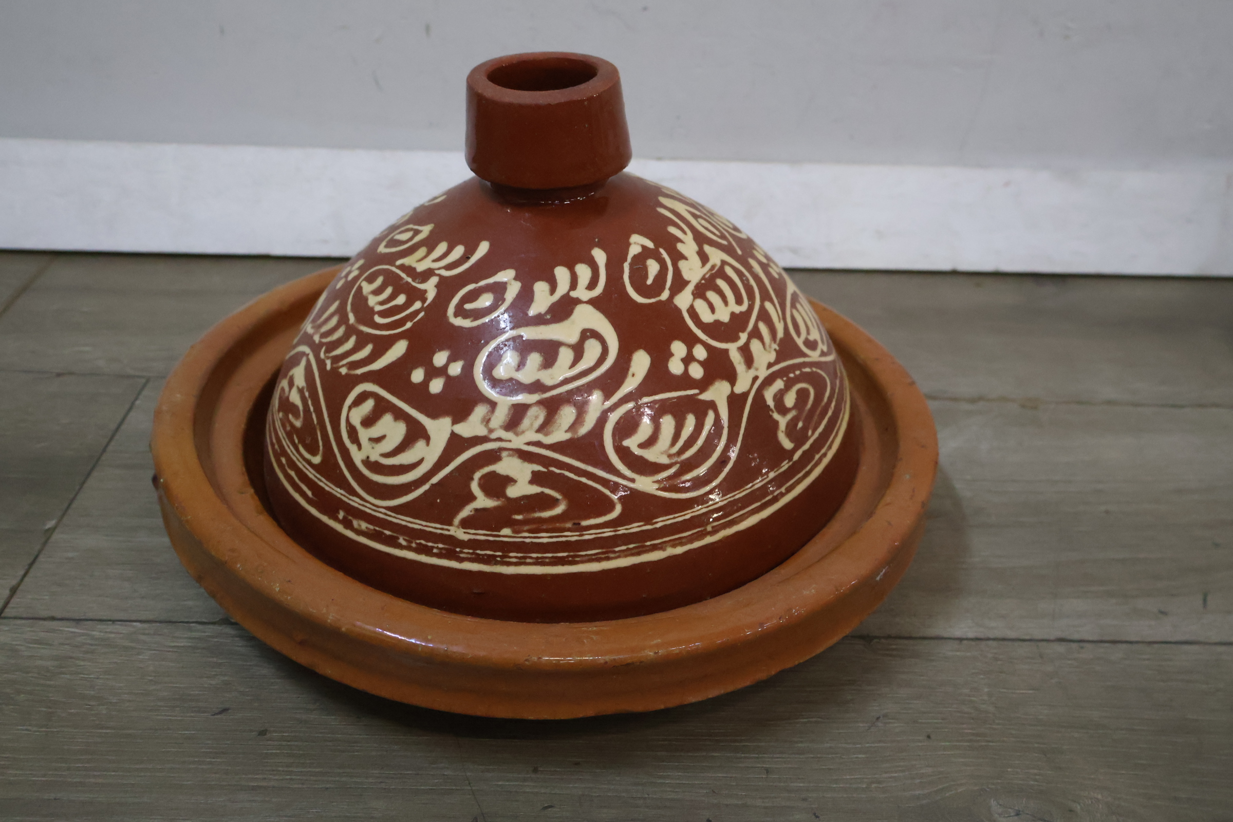 Terracotta tajine met decoratief patroon – foto 4 – kavel bij GSD Auctions, Zoeterwoude