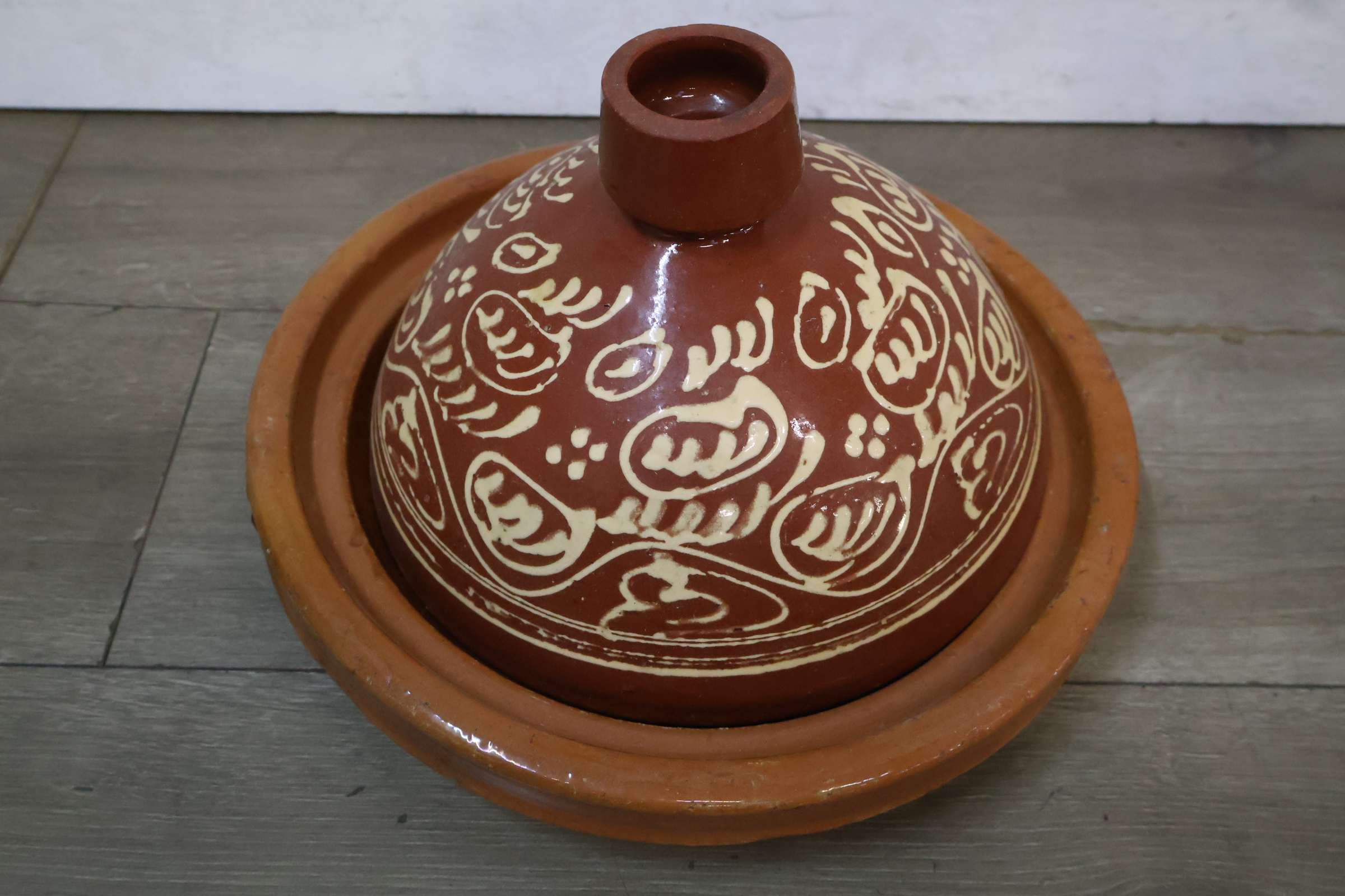 Terracotta tajine met decoratief patroon – foto 5 – kavel bij GSD Auctions, Zoeterwoude