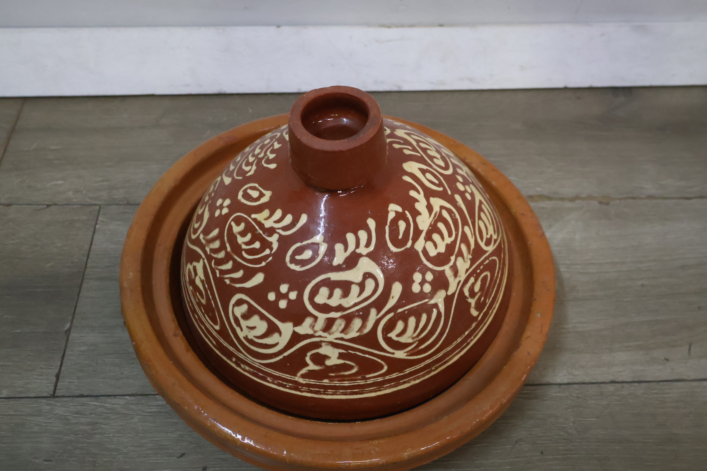 Terracotta tajine met decoratief patroon – foto 6 – kavel bij GSD Auctions, Zoeterwoude