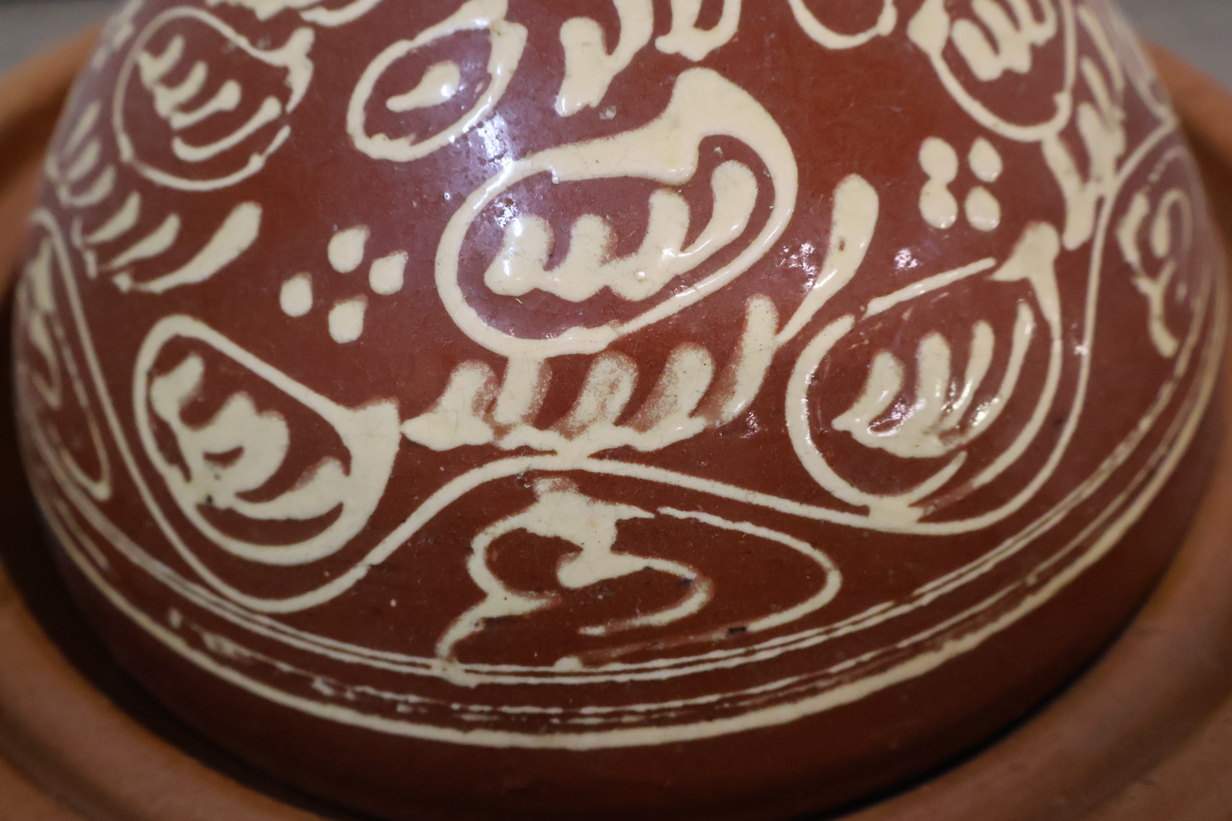 Terracotta tajine met decoratief patroon – foto 7 – kavel bij GSD Auctions, Zoeterwoude