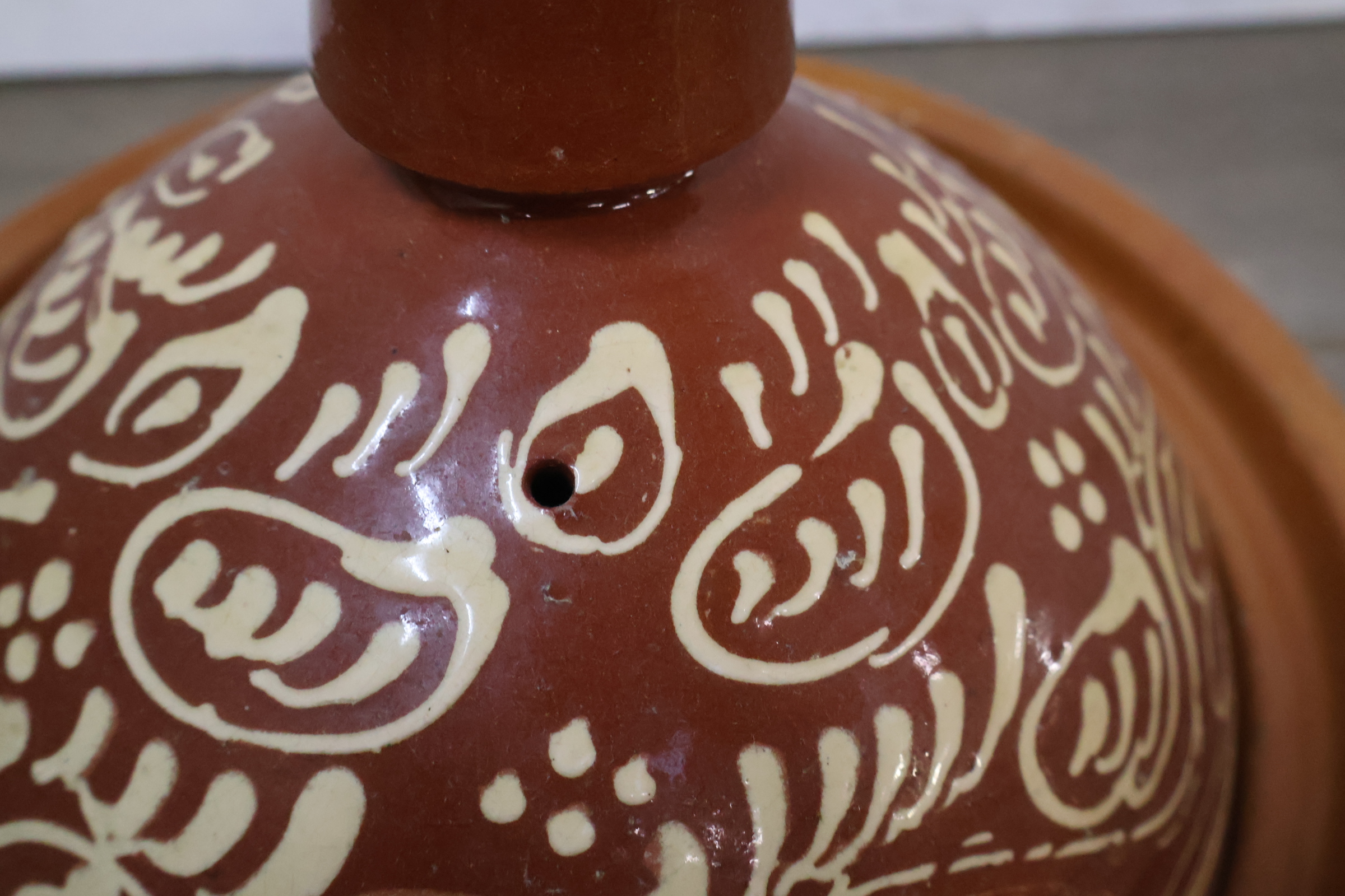 Terracotta tajine met decoratief patroon – foto 8 – kavel bij GSD Auctions, Zoeterwoude