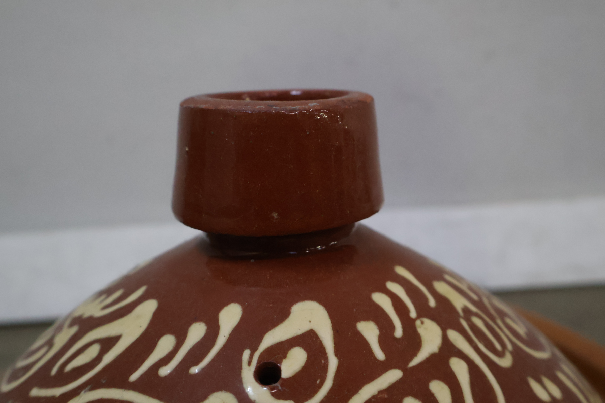 Terracotta tajine met decoratief patroon – foto 9 – kavel bij GSD Auctions, Zoeterwoude