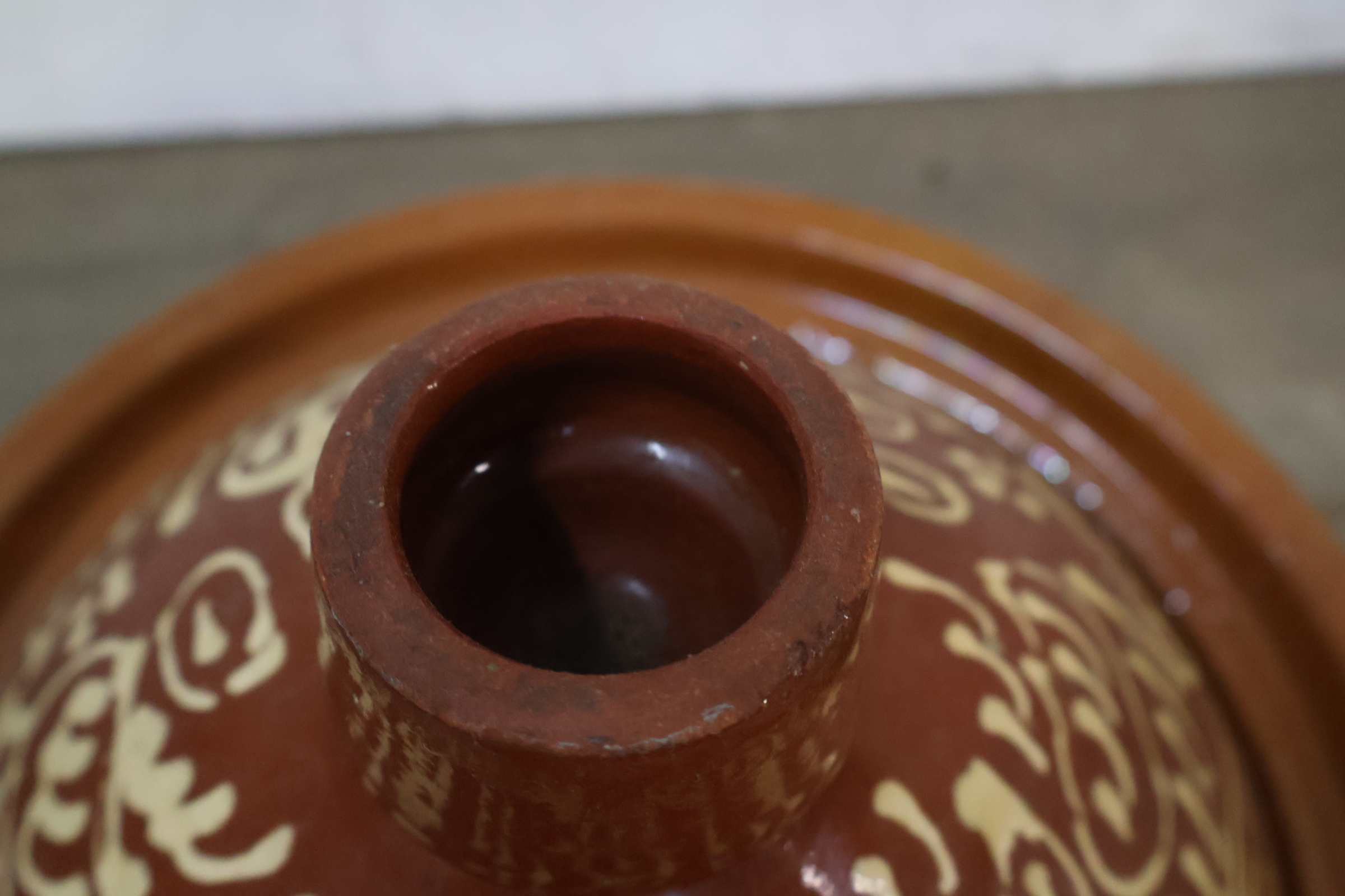 Terracotta tajine met decoratief patroon – foto 10 – kavel bij GSD Auctions, Zoeterwoude