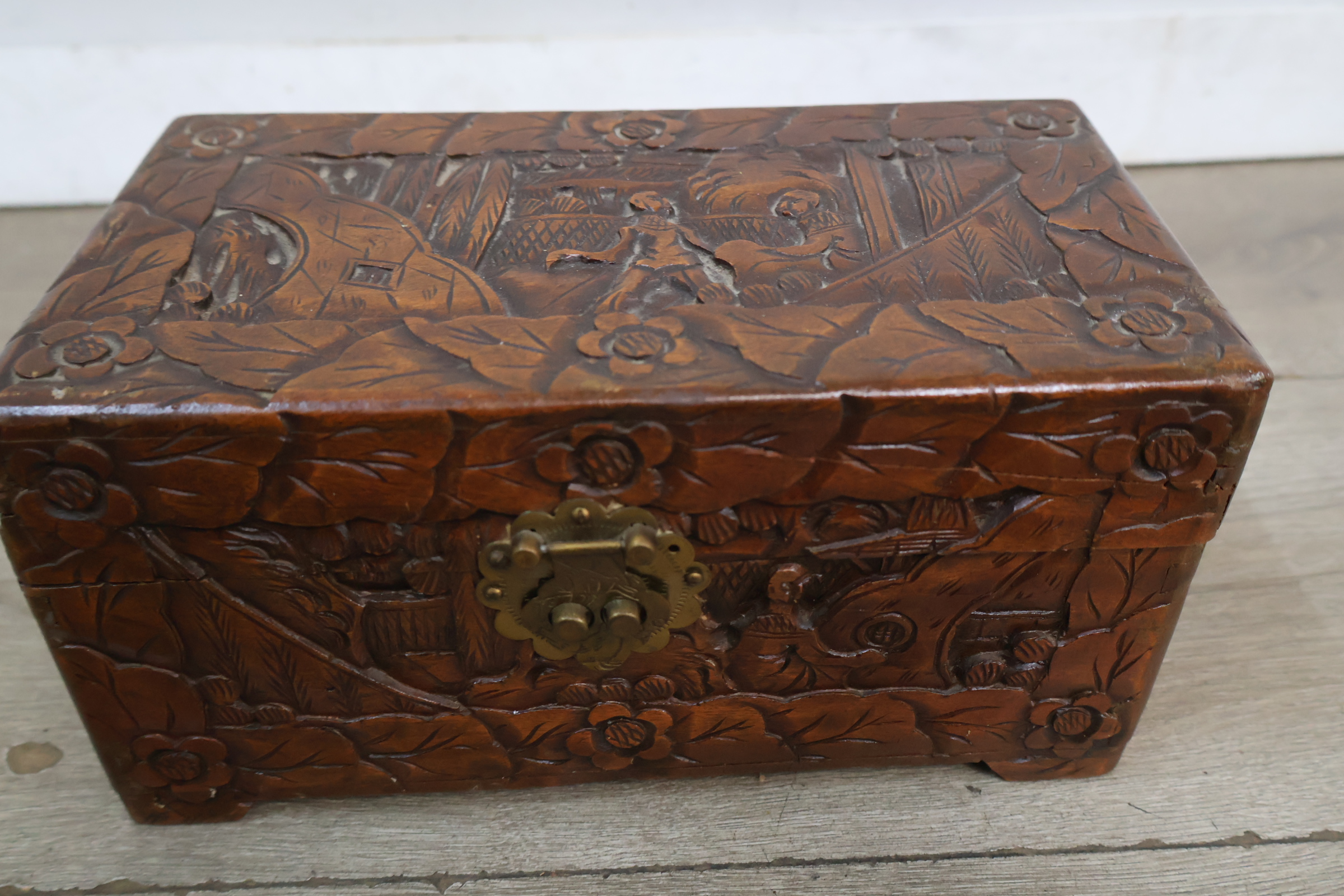Houten sieradendoos met bloem- en figurenmotief – foto 3 – kavel bij GSD Auctions, Zoeterwoude