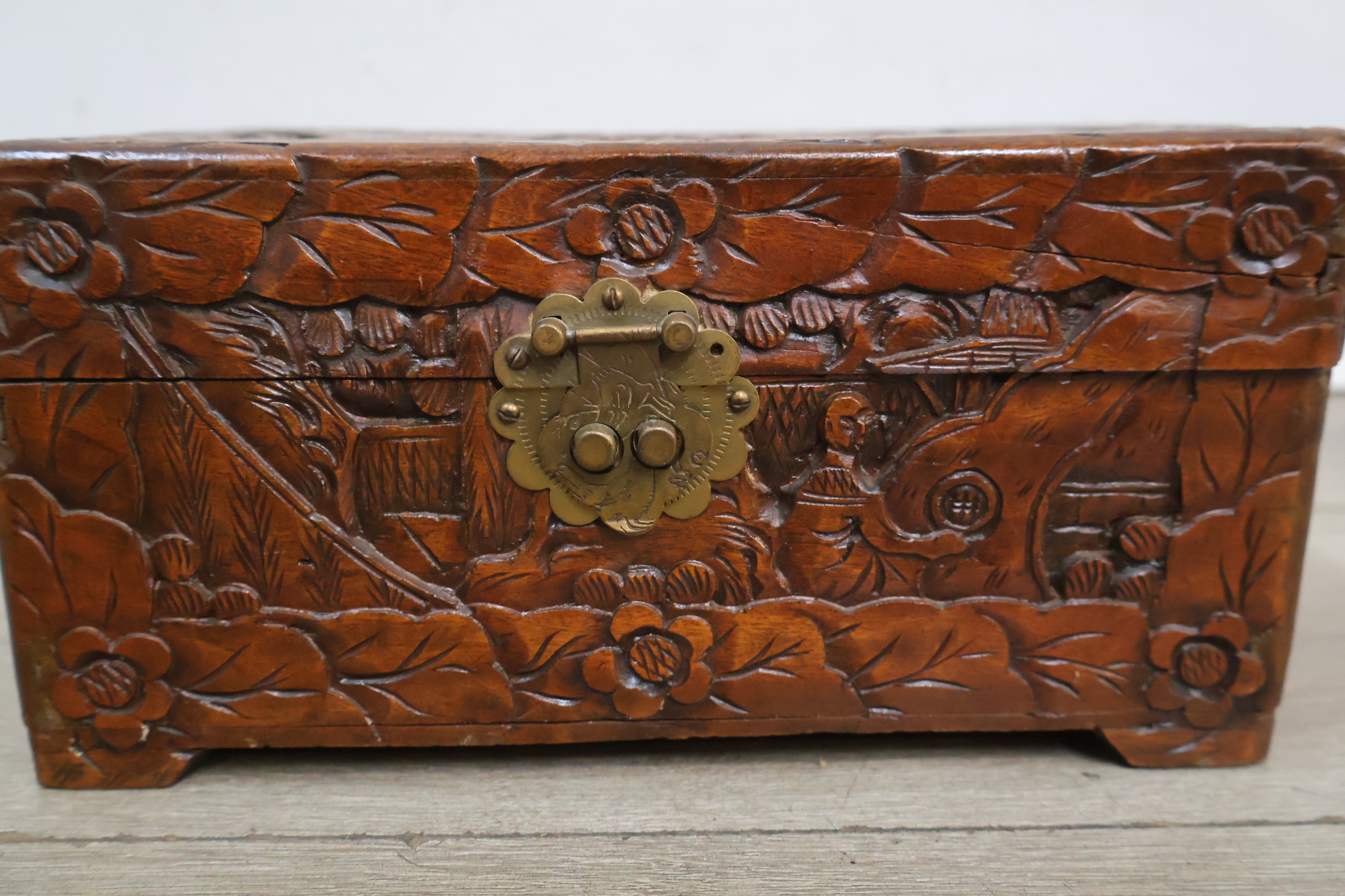 Houten sieradendoos met bloem- en figurenmotief – foto 4 – kavel bij GSD Auctions, Zoeterwoude