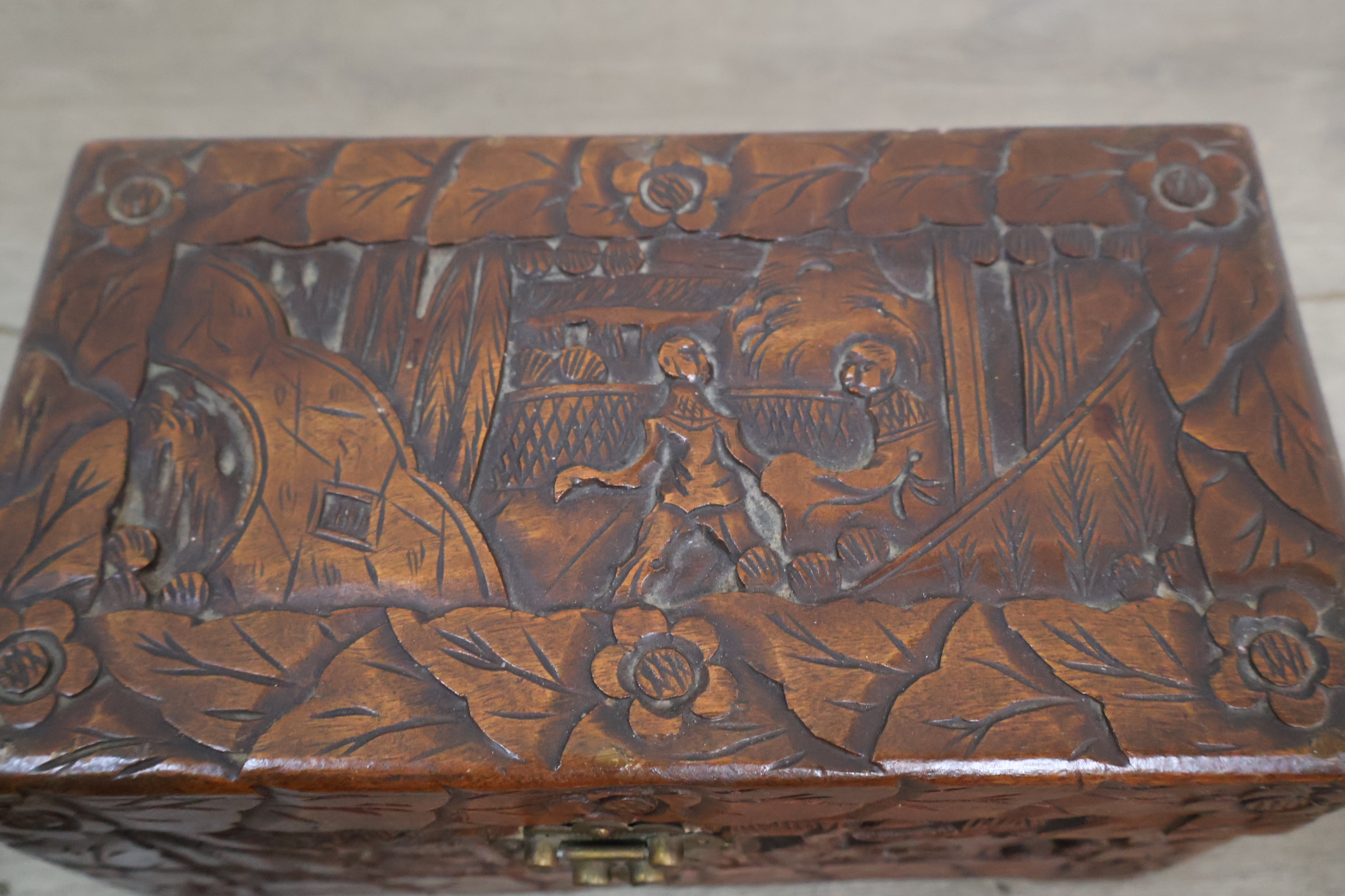 Houten sieradendoos met bloem- en figurenmotief – foto 5 – kavel bij GSD Auctions, Zoeterwoude