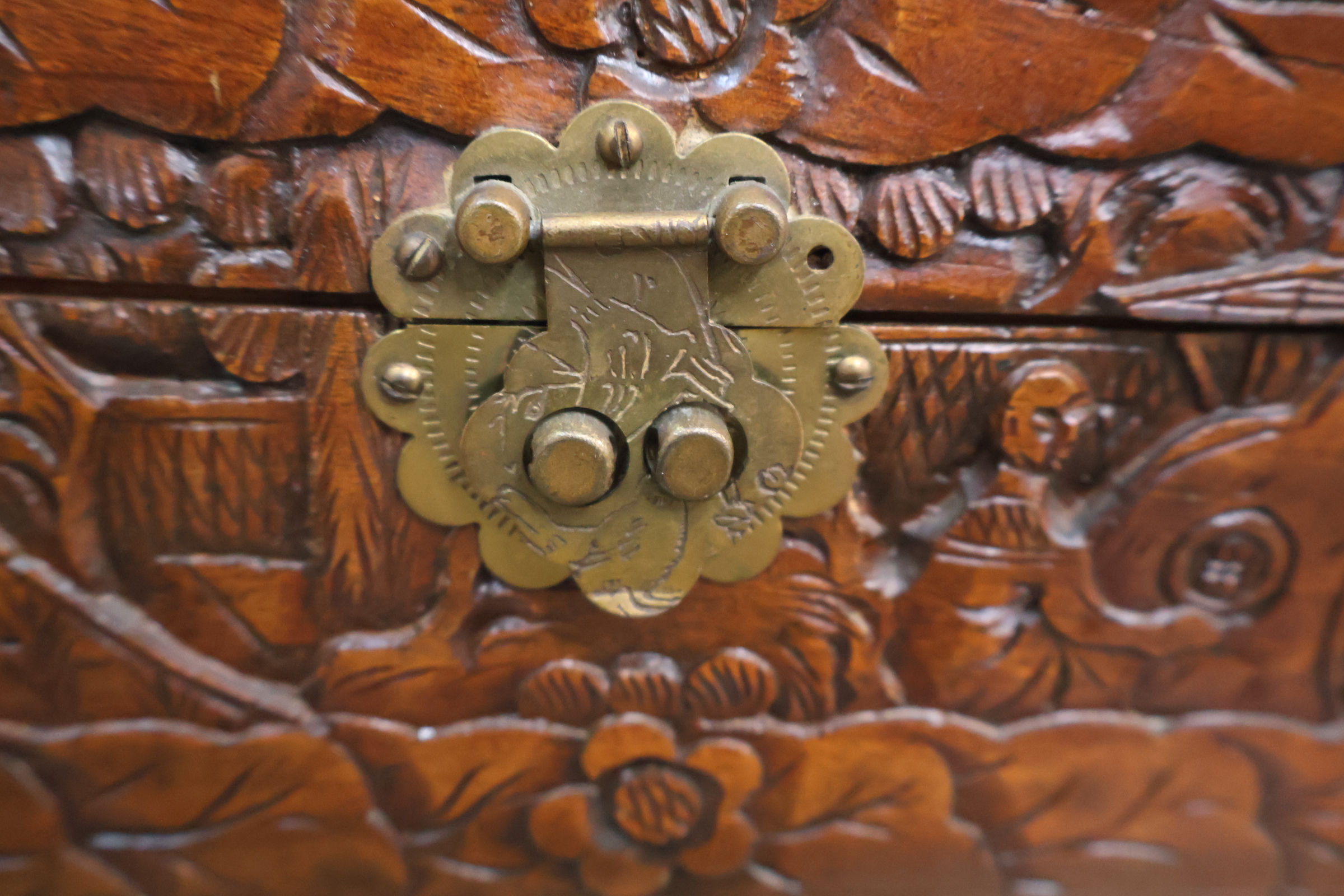 Houten sieradendoos met bloem- en figurenmotief – foto 6 – kavel bij GSD Auctions, Zoeterwoude