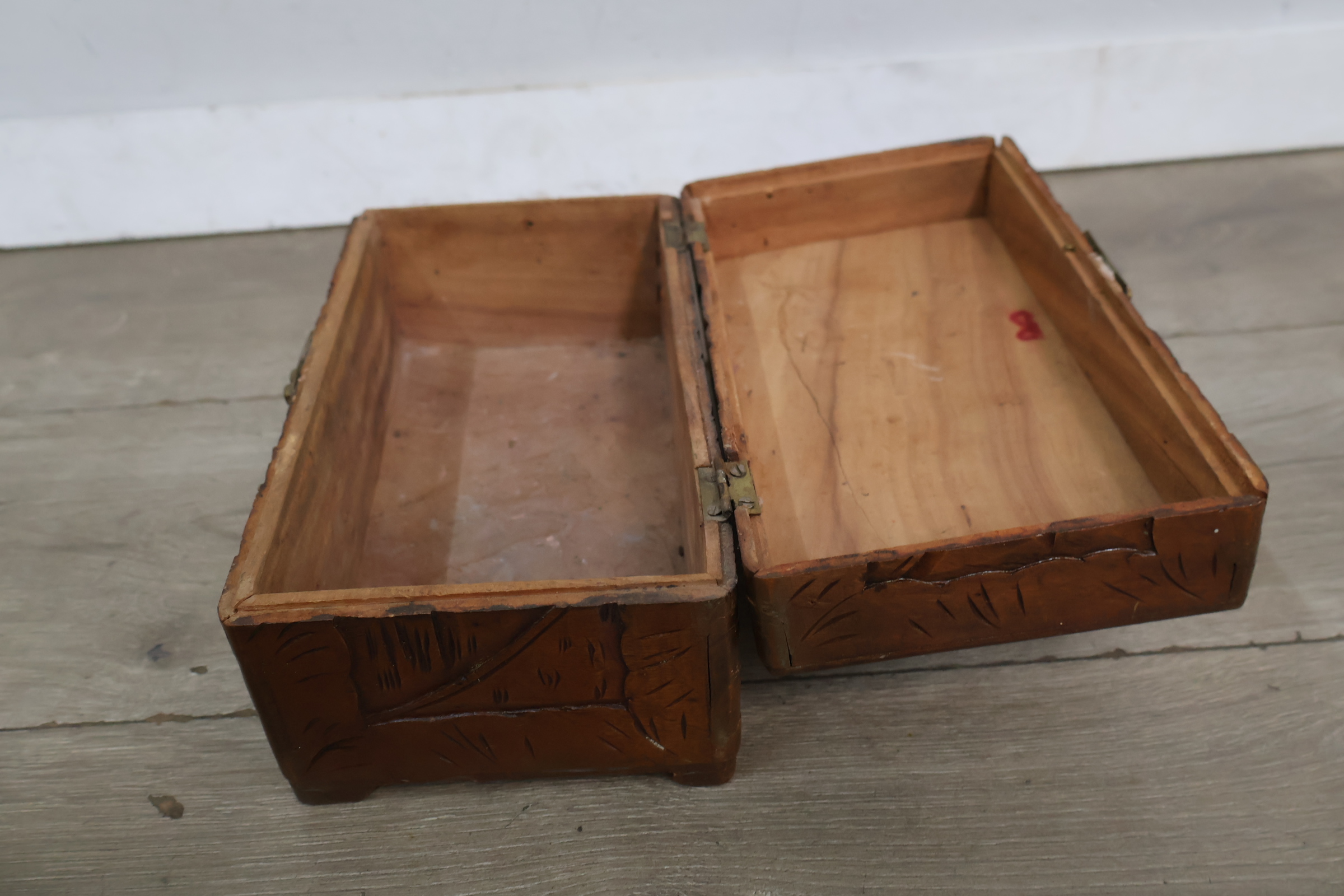Houten sieradendoos met bloem- en figurenmotief – foto 8 – kavel bij GSD Auctions, Zoeterwoude