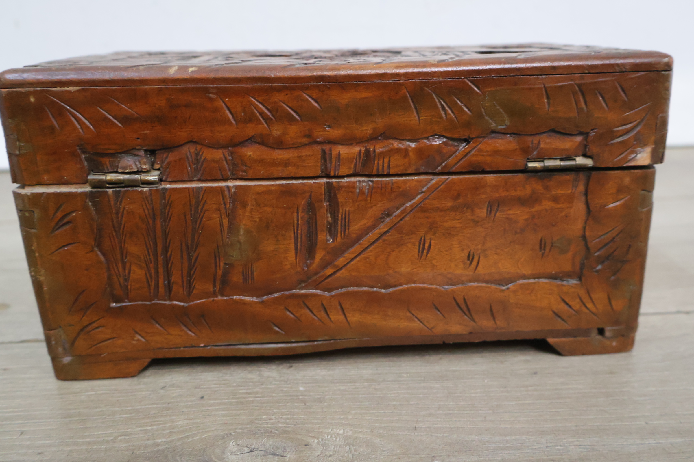 Houten sieradendoos met bloem- en figurenmotief – foto 10 – kavel bij GSD Auctions, Zoeterwoude