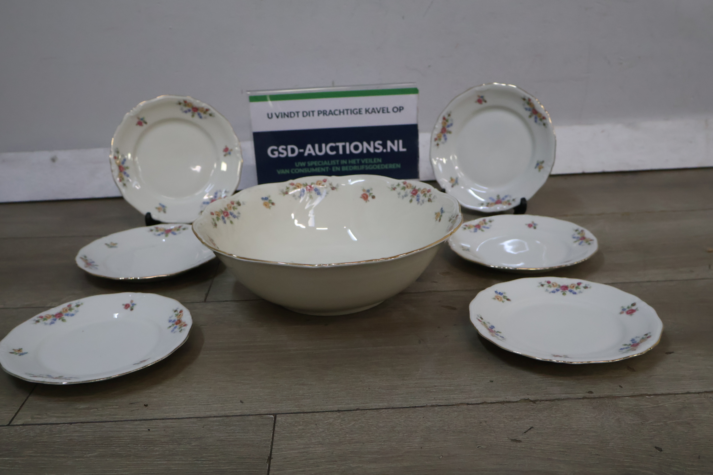 Vintage wit servies met bloemendecoratie en gouden rand – foto 2 – kavel bij GSD Auctions, Zoeterwoude