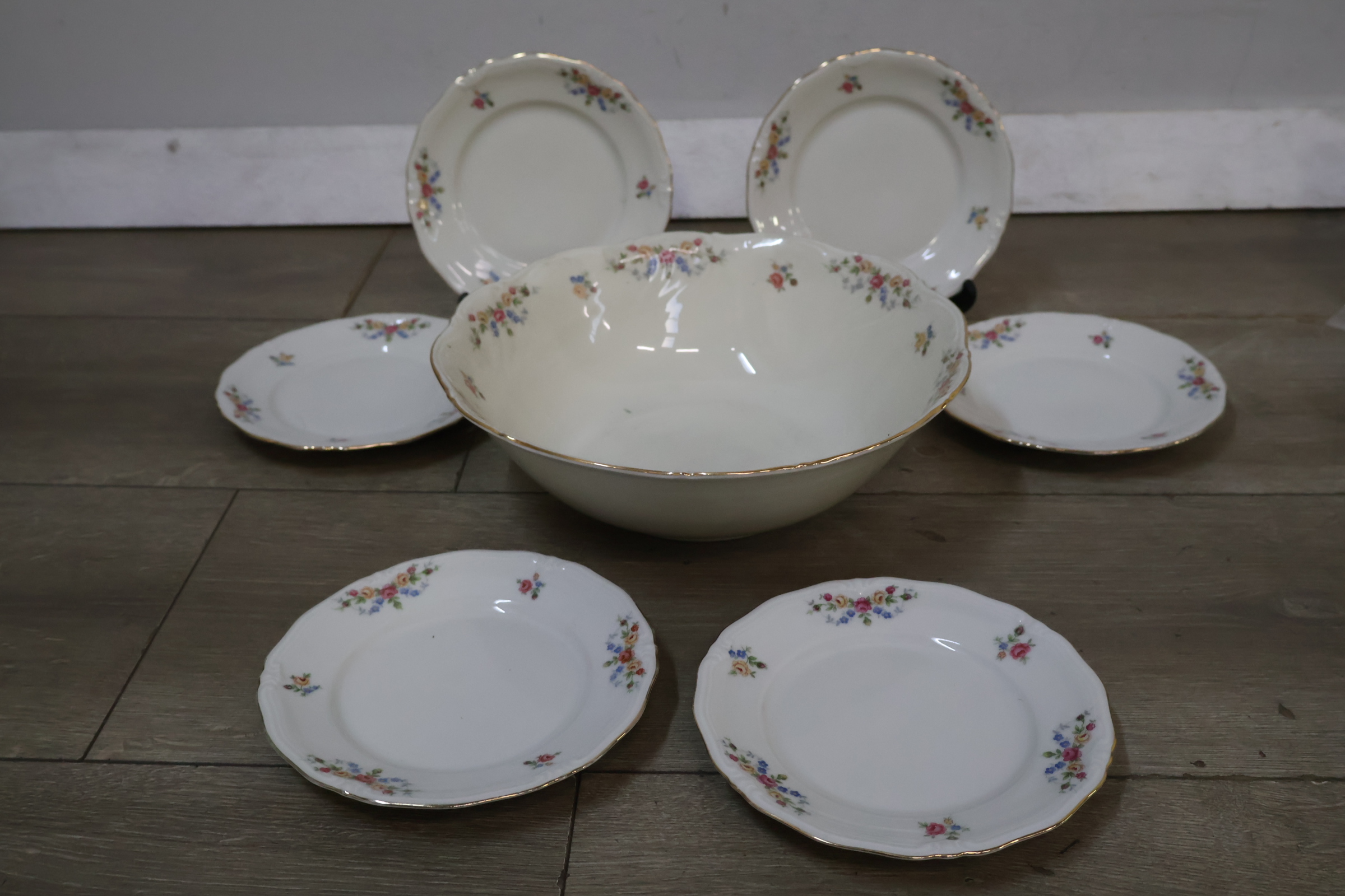 Vintage wit servies met bloemendecoratie en gouden rand – foto 3 – kavel bij GSD Auctions, Zoeterwoude