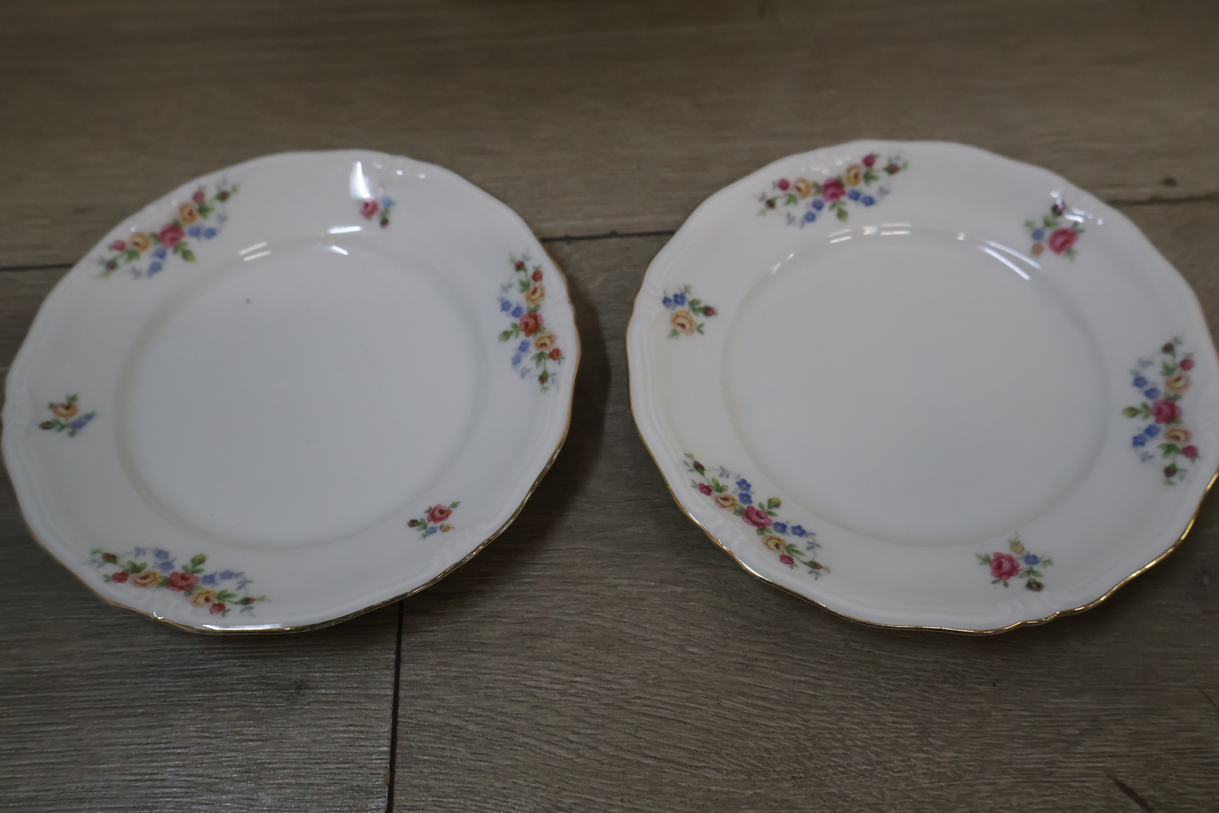 Vintage wit servies met bloemendecoratie en gouden rand – foto 4 – kavel bij GSD Auctions, Zoeterwoude