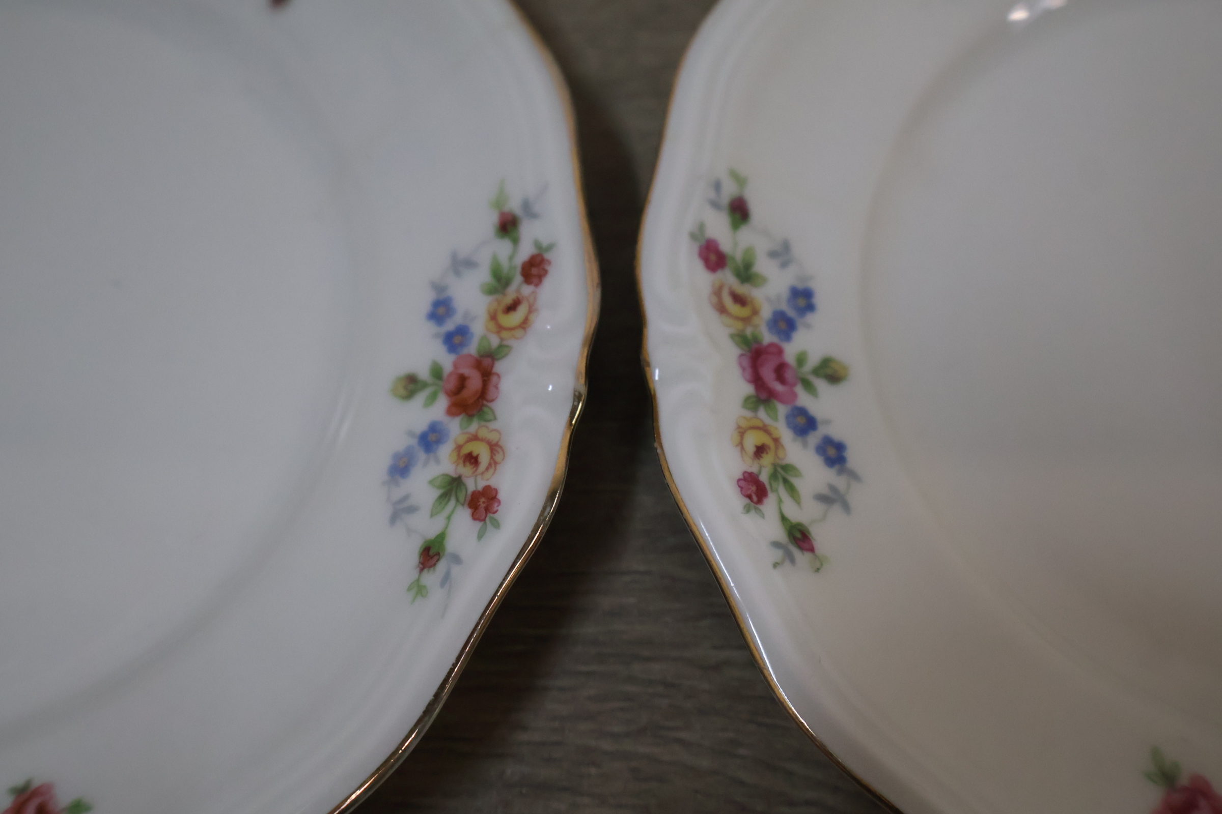 Vintage wit servies met bloemendecoratie en gouden rand – foto 5 – kavel bij GSD Auctions, Zoeterwoude