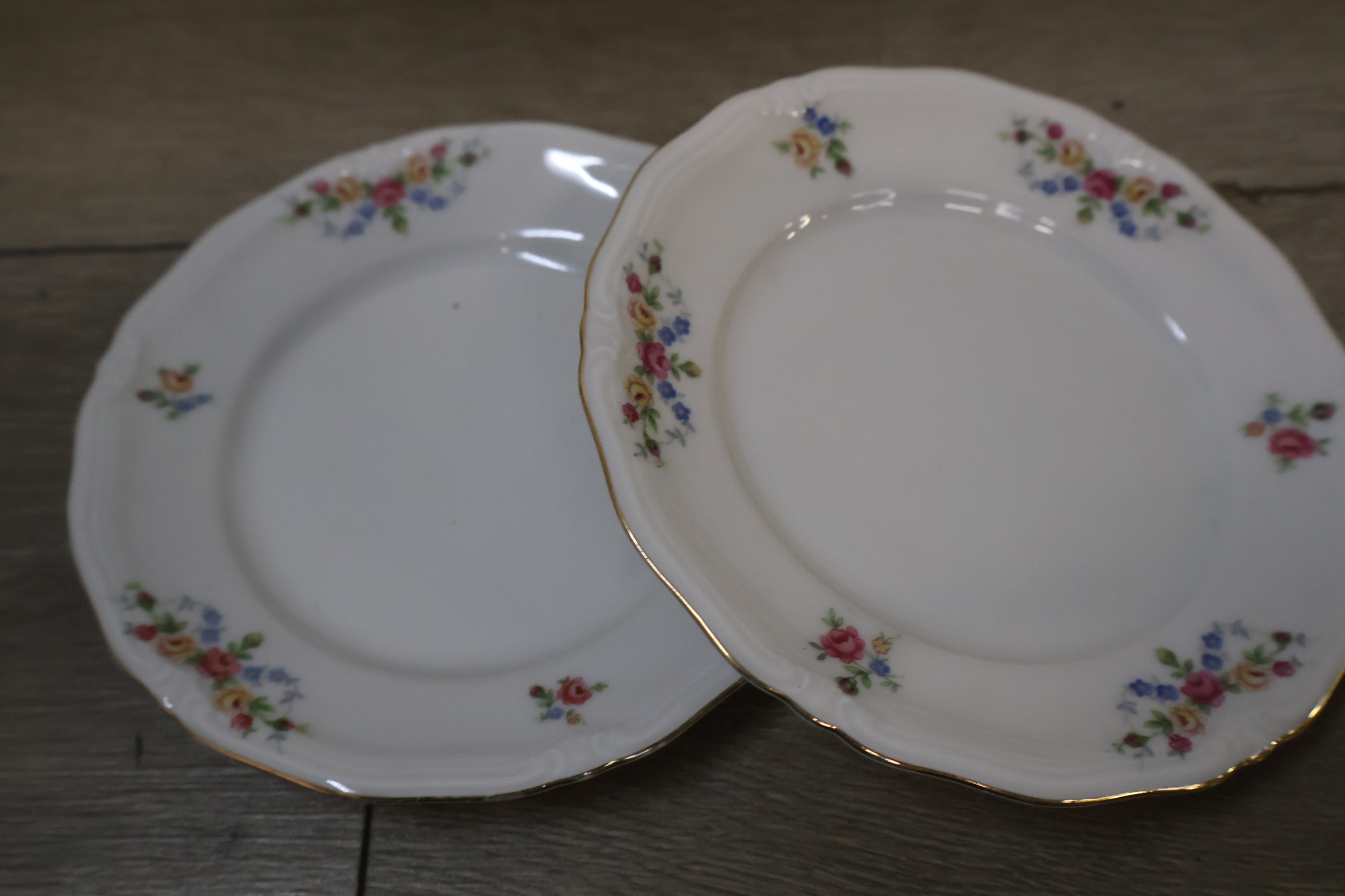 Vintage wit servies met bloemendecoratie en gouden rand – foto 6 – kavel bij GSD Auctions, Zoeterwoude