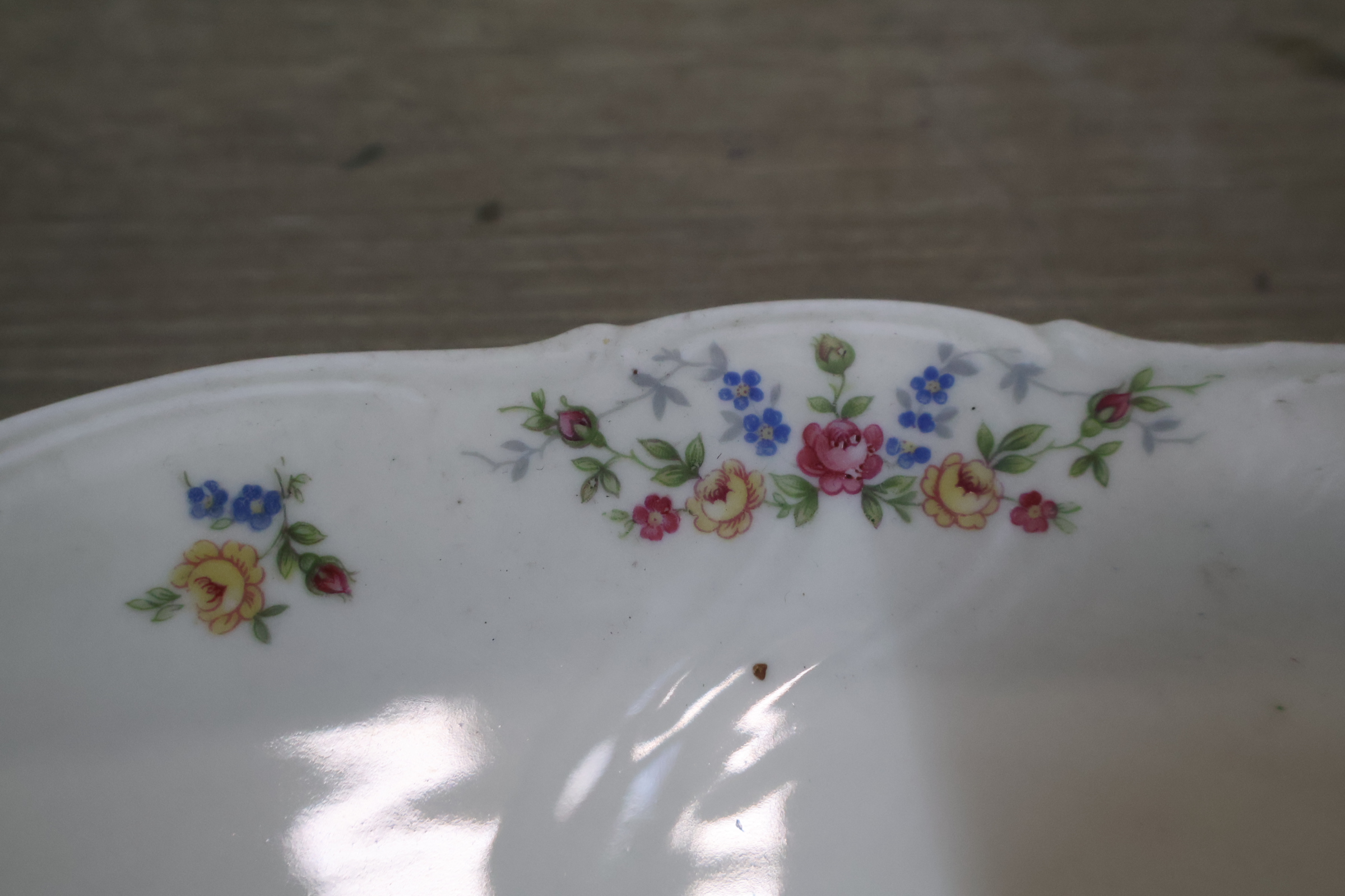 Vintage wit servies met bloemendecoratie en gouden rand – foto 8 – kavel bij GSD Auctions, Zoeterwoude