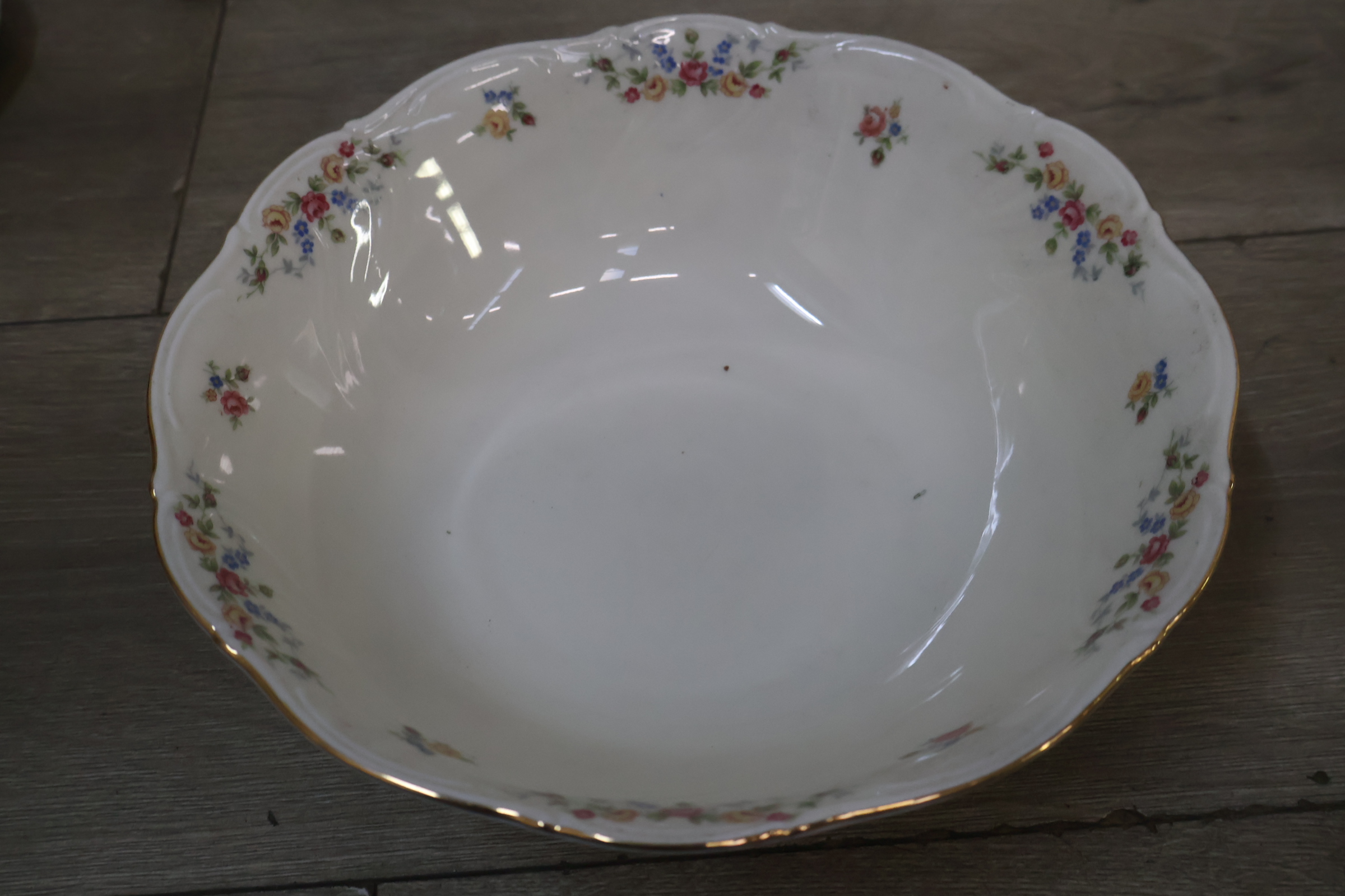 Vintage wit servies met bloemendecoratie en gouden rand – foto 9 – kavel bij GSD Auctions, Zoeterwoude