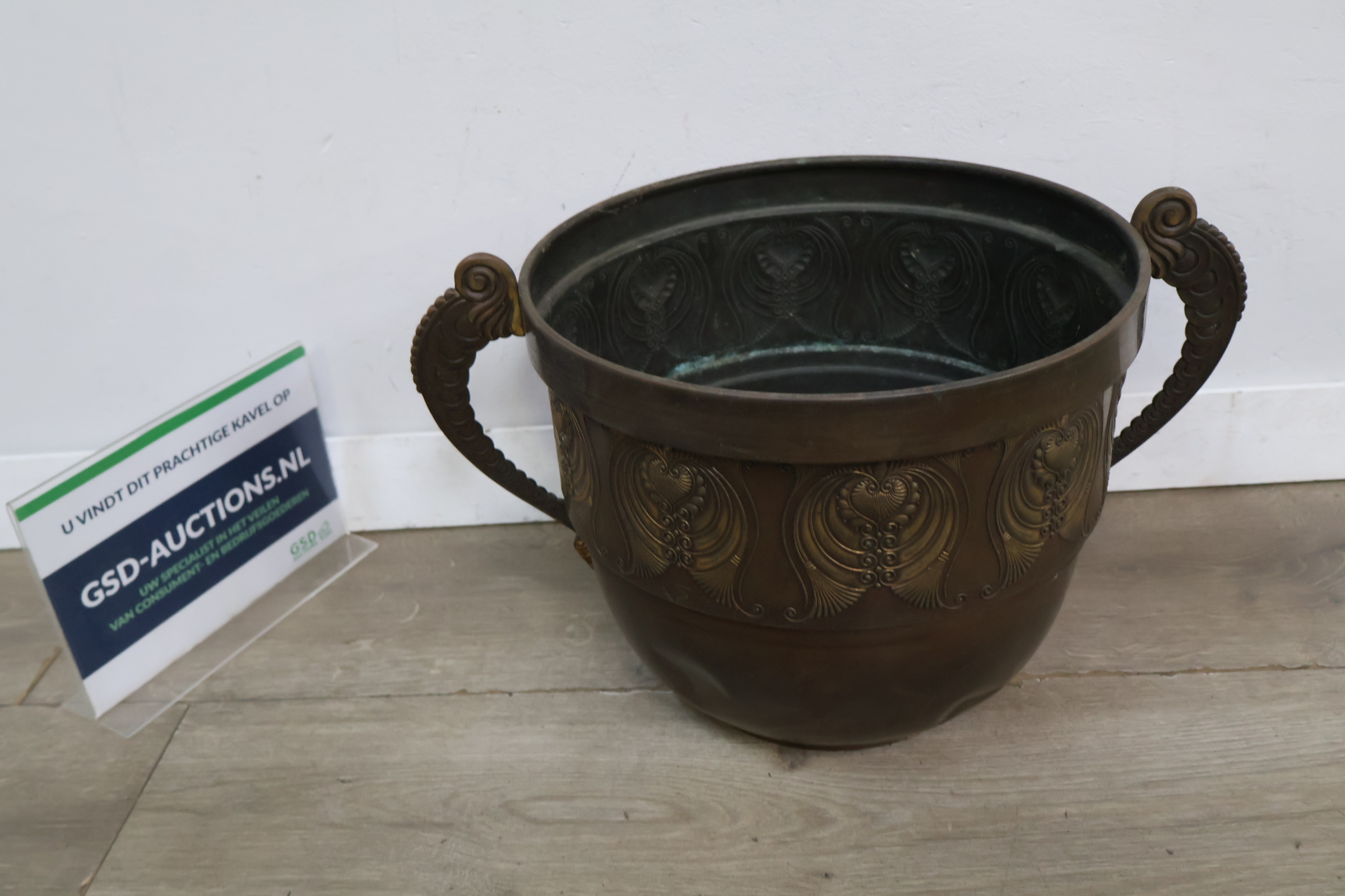 Bronzen sierpot met versierde grepen – foto 2 – kavel bij GSD Auctions, Zoeterwoude