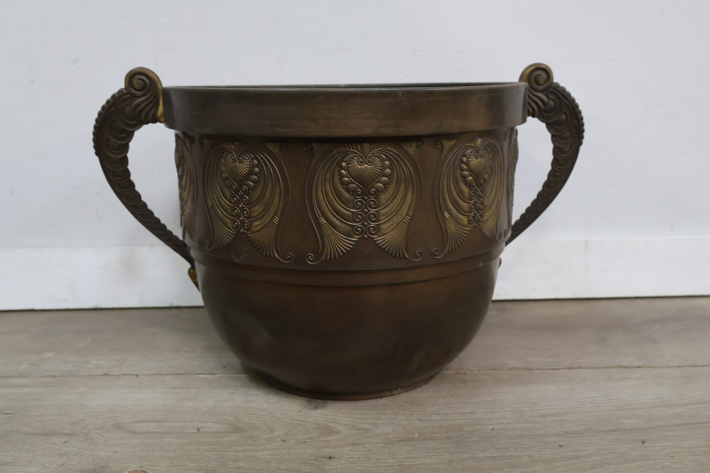 Bronzen sierpot met versierde grepen – foto 3 – kavel bij GSD Auctions, Zoeterwoude