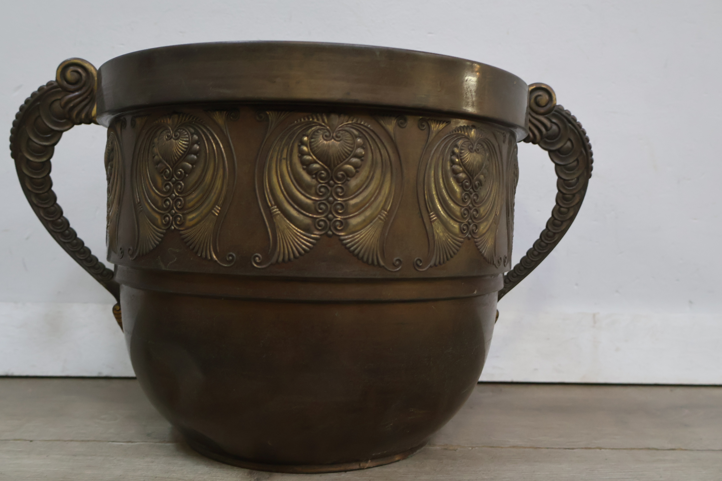 Bronzen sierpot met versierde grepen – foto 4 – kavel bij GSD Auctions, Zoeterwoude