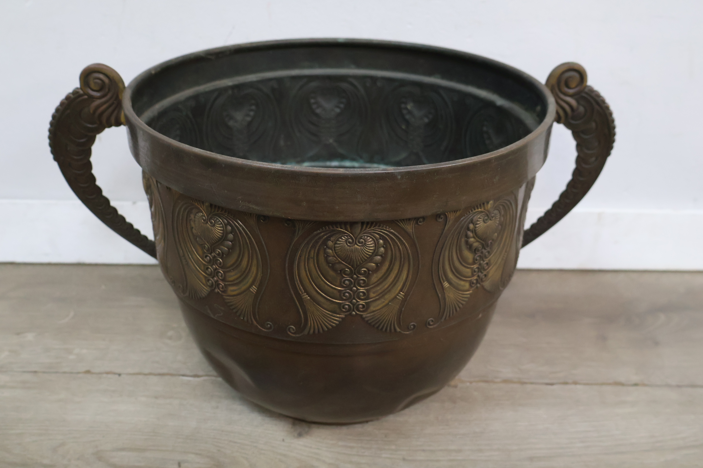 Bronzen sierpot met versierde grepen – foto 5 – kavel bij GSD Auctions, Zoeterwoude