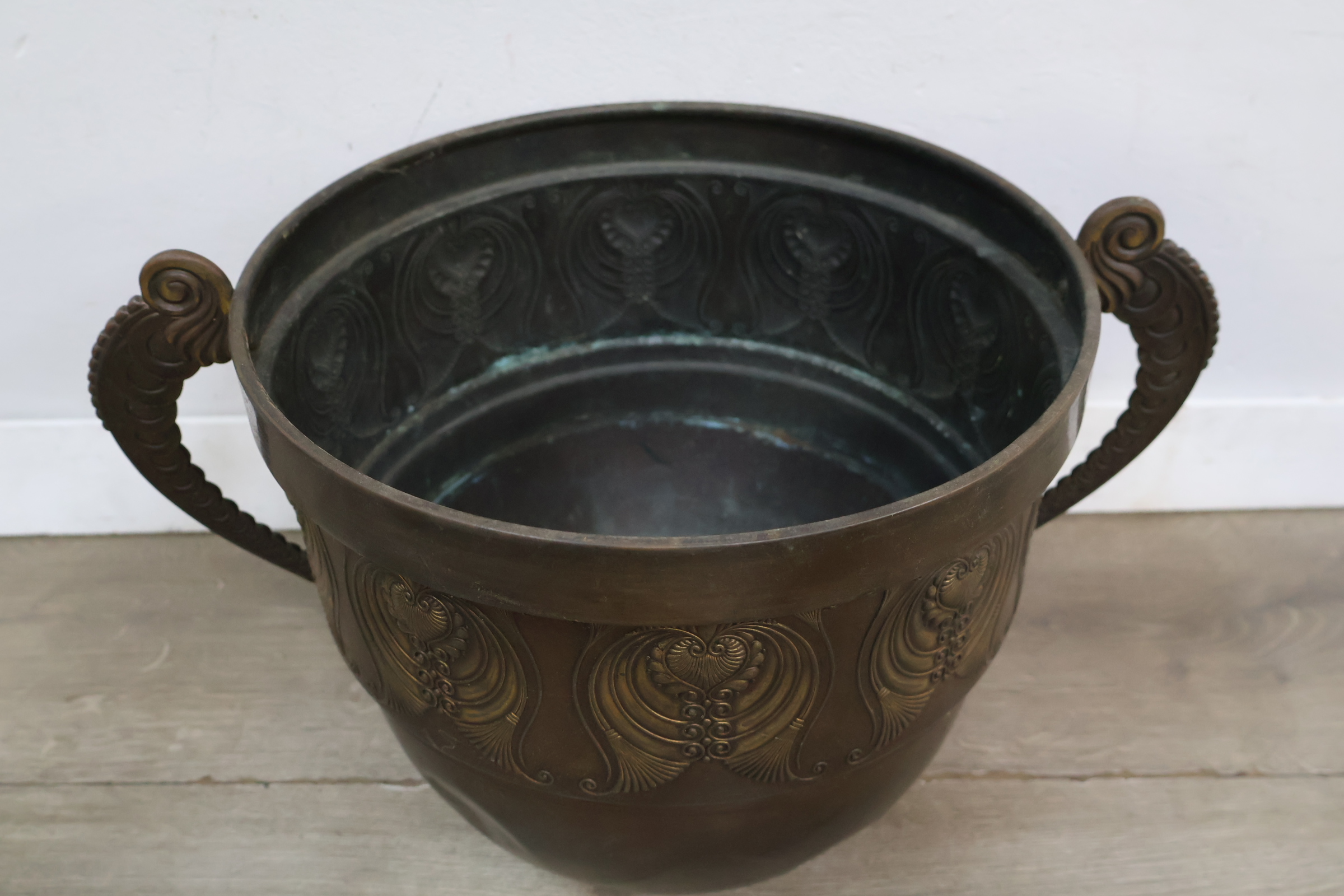 Bronzen sierpot met versierde grepen – foto 6 – kavel bij GSD Auctions, Zoeterwoude