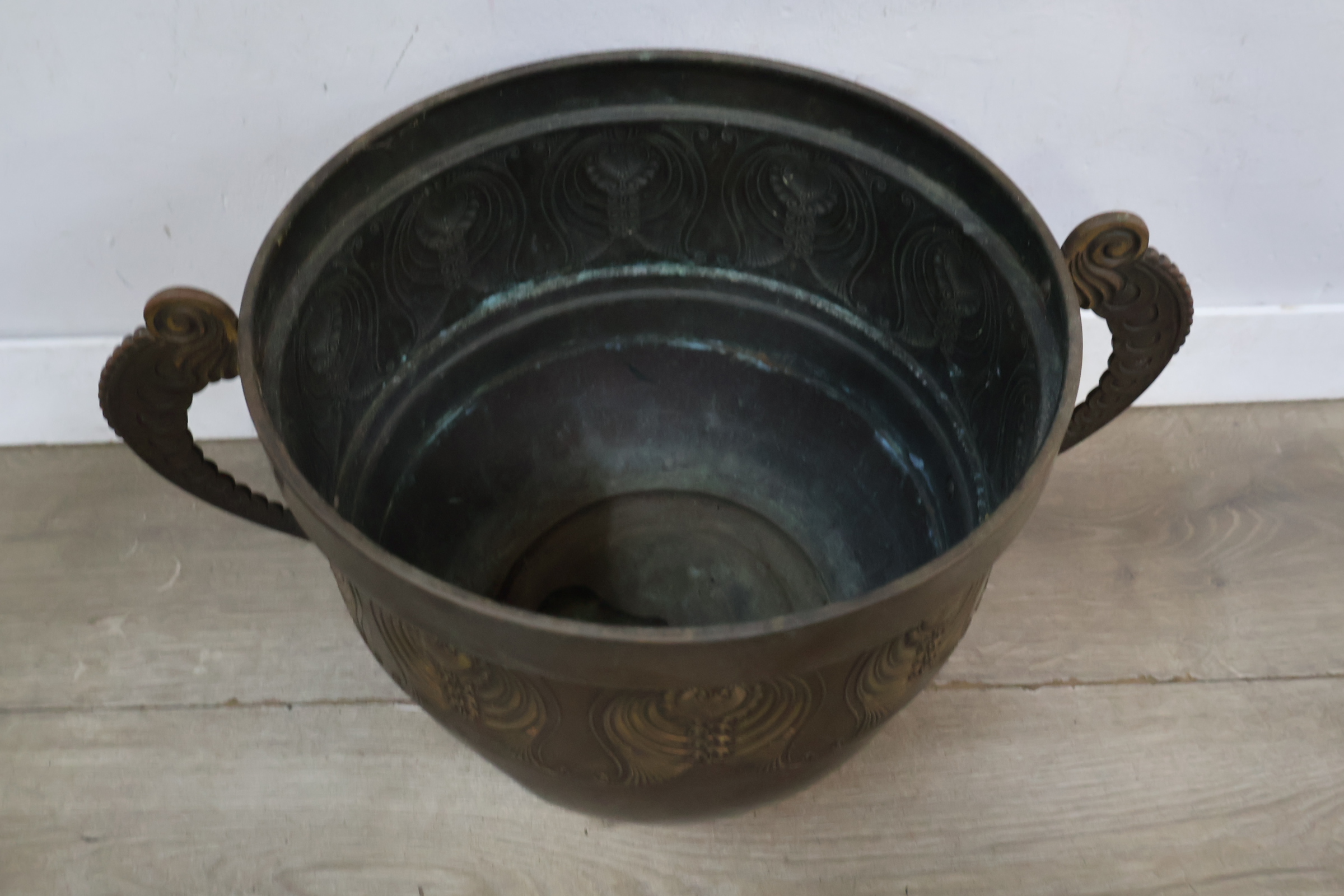 Bronzen sierpot met versierde grepen – foto 7 – kavel bij GSD Auctions, Zoeterwoude