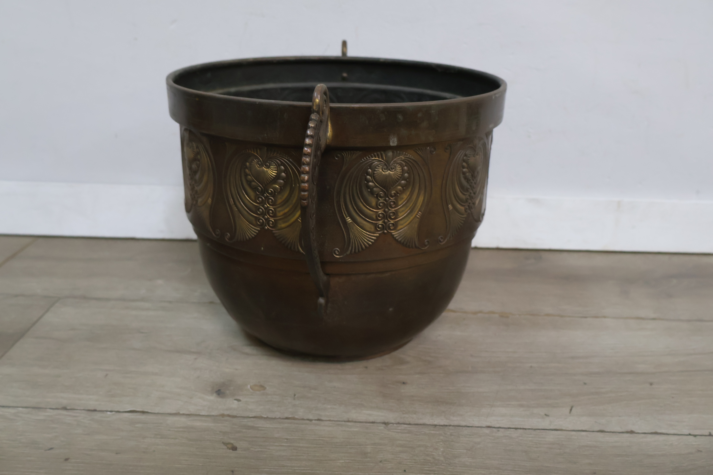 Bronzen sierpot met versierde grepen – foto 8 – kavel bij GSD Auctions, Zoeterwoude