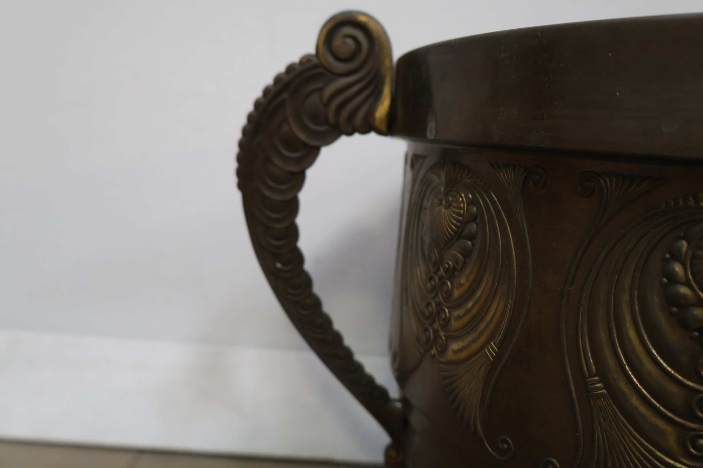 Bronzen sierpot met versierde grepen – foto 9 – kavel bij GSD Auctions, Zoeterwoude