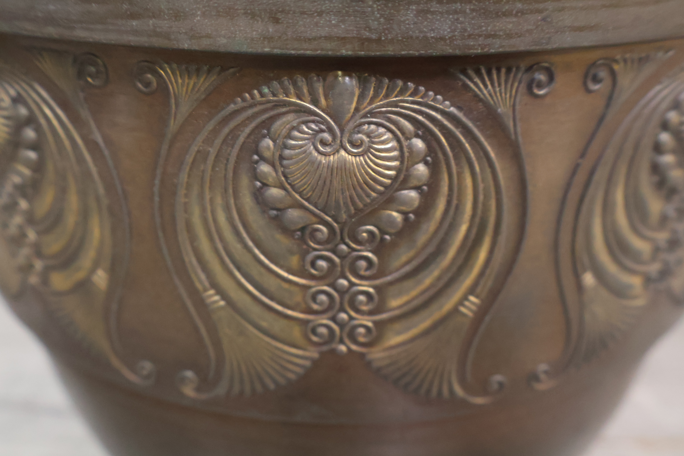 Bronzen sierpot met versierde grepen – foto 10 – kavel bij GSD Auctions, Zoeterwoude