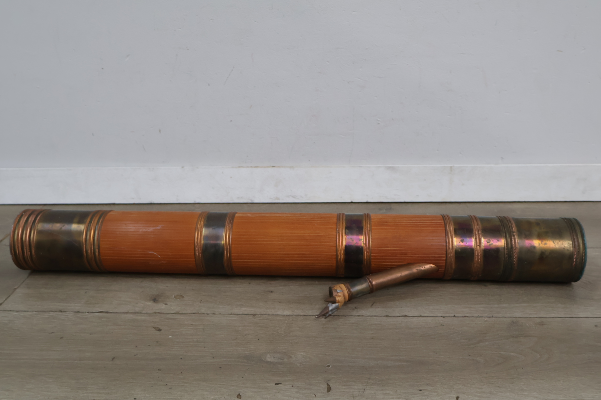 Houten bamboe waterpijp met messing accenten – foto 3 – kavel bij GSD Auctions, Zoeterwoude