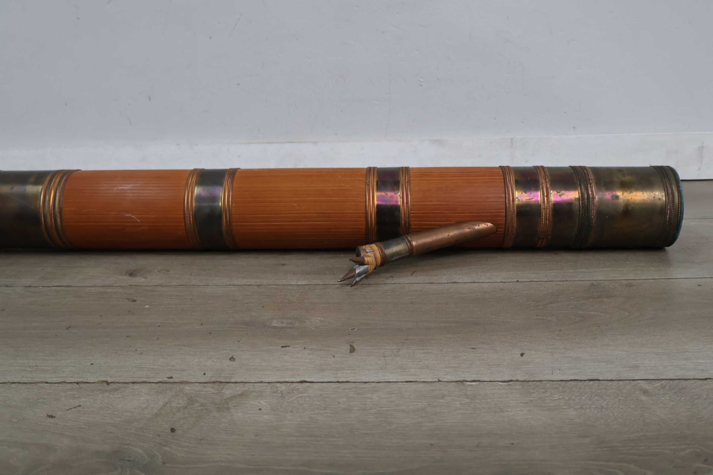 Houten bamboe waterpijp met messing accenten – foto 4 – kavel bij GSD Auctions, Zoeterwoude