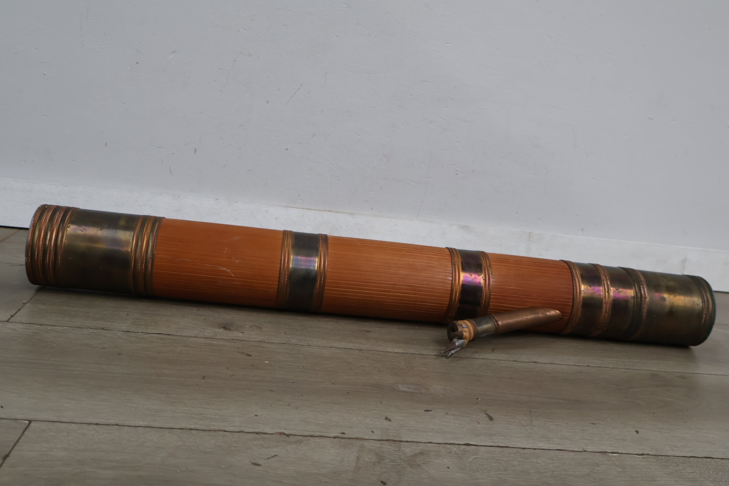 Houten bamboe waterpijp met messing accenten – foto 5 – kavel bij GSD Auctions, Zoeterwoude