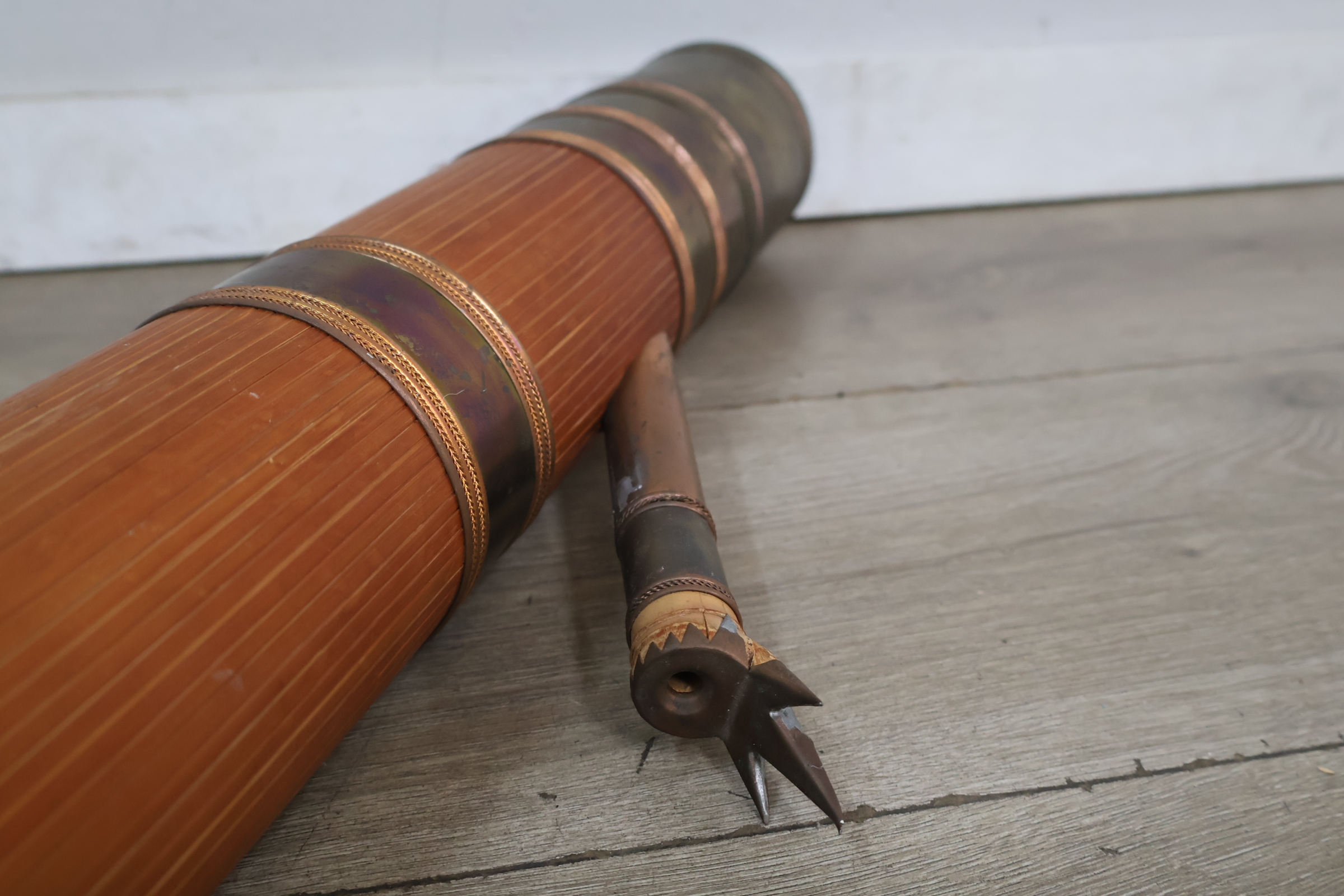 Houten bamboe waterpijp met messing accenten – foto 8 – kavel bij GSD Auctions, Zoeterwoude